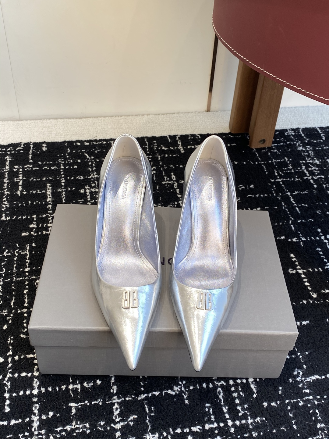 NO:682800,Purchasing agent Balenciaga 25s spring and summer new style double B buckle pointed toe sandals single shoes high heels Balenciaga's high heels are very good at winning women's hearts!  Simply stunning!  Your feet are sparkling!  And it’s very versatile!  This year’s new styles are starting to come in bright and vibrant colors!  I also hope that all women will be bright!  !  Material imported sheepskin, imported cowhide, lining sheep lining, outsole, genuine leather outsole imported from Italy, heel height 8.5cm, Size#35-42 (40 41 42 customized, non-refundable), high heels sandals, balenciaga, balenciaga, sandals, high heels, cowhide, sheepskin, Leather soles19860909代购级 Balenciaga 25s春夏新款 双B 扣尖头 凉鞋 单鞋 高跟鞋 巴黎世家出的高跟鞋都很会拿捏女人心！简直美呆了！ 上脚熠熠生辉！而且也很百搭！今年的新款开始出现明亮鲜艳的颜色！也希望女性都明媚！！ 材质进口羊皮 进口牛皮 内里羊里 大底意大利进口真皮大底 跟高8.5cm Size#35-42（40 41 42订做不退换）,高跟鞋凉鞋,balenciaga,balenciaga,sandals,high heels,cowhide,sheepskin,Leather soles,Women's Shoes