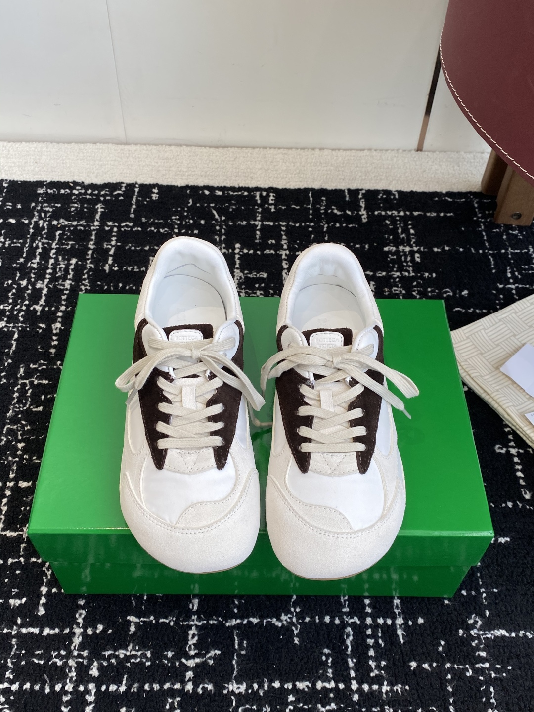 NO:682795,Purchasing agent level Bottega Veneta BV Bottega Veneta 25ss new Forrest Gump shoes Dexun sneakers Sneaker technology nylon and suede, inspired by retro sneakers, a new interpretation of classic sneakers, a light, comfortable and breathable summer must-have item. The soles are made of classic imported suede, full of texture!   Size female 35-40 (40 custom made, non-refundable), casual shoes/sports shoes,bottega veneta,bottega veneta,bottega veneta,sneakers,chamois leather19860909代购级 Bottega Veneta BV葆蝶家 25ss新款 阿甘鞋 德训运动鞋 Sneaker科技尼龙和绒面打造,灵感来自复古球鞋,全新演绎经典运动鞋,轻便、舒适、透气的夏季必备单品 鞋底采用经典的进口麂皮 满满的质感呈现！  Size女35-40（40订做不退换）,休闲鞋/运动鞋,bottega veneta,bottega veneta,bottega veneta,sneakers,chamois leather,Women's Shoes