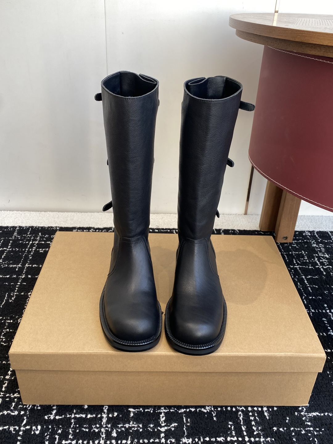 NO:593861,Purchasing agent level, an unforgettable Korean niche fashion shop, we are handmade knight boots. The top layer of shrunken calfskin is matched with soft sheepskin, perfect for two-wear style. The boot shaft is super slim and the upper toes modify the shape of the legs. The original high-gloss molded outsole. The heel height is 3cm, comfortable and easy to walk. Size 35-40 (custom-made for 40, non-refundable), boots, boots, cowhide, sheepskin19860909代购级 一眼忘不掉的韩国小众时髦shop we are 手工骑士靴 头层缩纹小牛皮搭配柔软羊皮,完美配适两穿风格 ,靴筒超显瘦,上脚修饰腿型 ,原版一致高亮开模大底 跟高3cm,舒适好行走 Size35-40（40订做不退换）,靴子,boots,cowhide,sheepskin,Women's Shoes