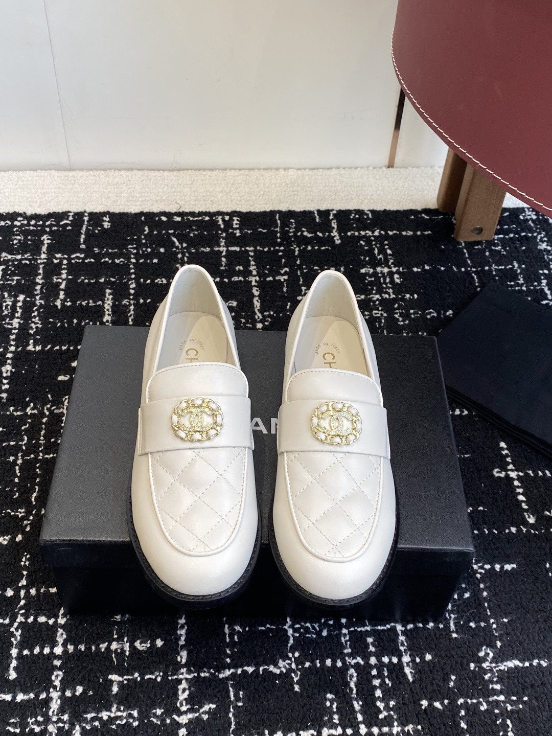 NO:682820,Purchasing agent Chanel 25ss Xiaoxiang's new Xiaoxiang loafers single shoes for autumn and winter, the must-have hot style of the Chanel family, the goddess series, with the elegant lady temperament of the Chanel family, super attractive, irresistible, and heart-warming... Imported calfskin upper, imported open-edge beaded cowhide, imported suede, original molded hardware logo, mixed sheepskin lining, outsole, Italian genuine leather outsole Size#35-41 (40 41  Customized (non-refundable), loafers, chanel, chanel, loafers, cowhide, sheepskin, chamois leather, Leather soles19860909代购级 Chanel 25ss 小香 新款 小香乐福鞋 单鞋秋冬 香家必备爆款 女神系列,拥有香家特色优雅名媛气质,超级耐看,让人无法抗拒,心动ing…… 鞋面进口小牛皮 进口开边珠牛皮 进口麂皮 原版开模五金logo 内里混种羊皮 大底意大利真皮大底 Size#35-41（40 41 定做不退换）,乐福鞋,chanel,chanel,loafers,cowhide,sheepskin,chamois leather,Leather soles,Women's Shoes