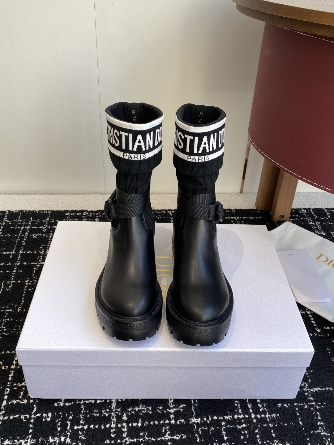 NO:593867,Purchasing agent Dior CD 2025 autumn and winter boots Dior CD2025 autumn and winter latest color high-definition poster model D-Major electric embroidery color block letter logo round toe mid-length fly woven boots and foot knight boots fabric original cowhide original molded fly woven lining original lining molded sole sole Size35-41 (40 41  Custom-made (non-refundable), boots, dior, dior, boots, cowhide19860909代购级 Dior 迪奥 CD 2025秋冬 长靴 Dior 迪奥 CD2025秋冬最新色高定海报款D-Major电绣拼色字母logo 圆头中筒 飞织 靴脚骑士靴 面料原版牛皮 原版开模飞织 内里原版内里 鞋底开模鞋底 Size35-41（40 41 订做不退换）,靴子,dior,dior,boots,cowhide,Women's Shoes