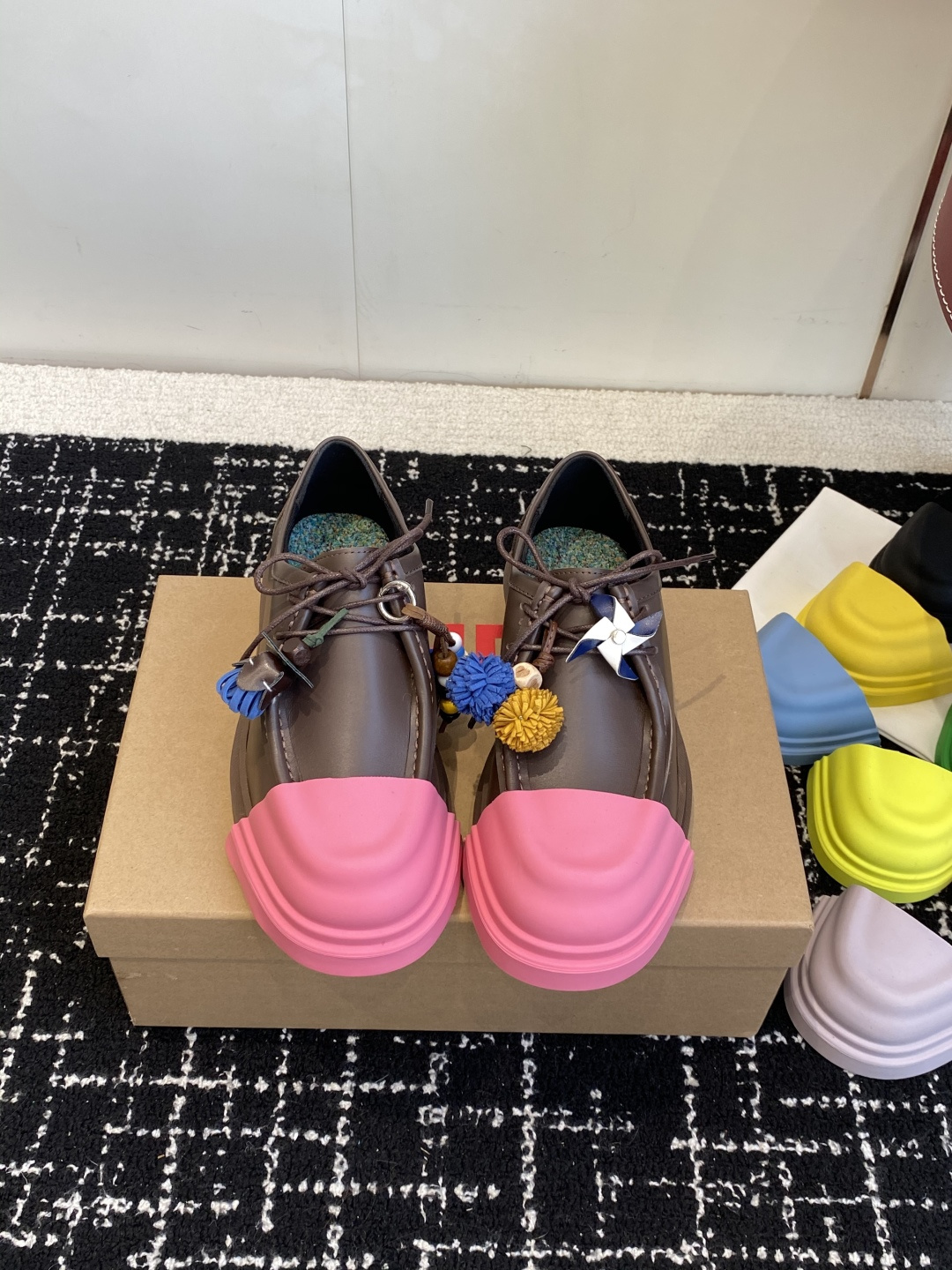 NO:593849,Purchasing agent level (any combination of 7 toe colors, plus a pair of toe caps) Camper Karst round-toe loafers, niche and good-looking. Camper Karst is a Spanish brand established in 2010. It is indifferent and the beauty is simple. It is a kind of wisdom and beauty. Compared with other loafers, it is very recognizable, and the niche style is very high-end, durable, durable and versatile. Size#Female 35-40 #Male 39-45 (Female 40  Men's 45 (custom-made, non-refundable), boots loafers, loafers, boots19860909代购级（鞋头7色任意搭配 另外加鞋头一对） Camper Karst 圆头乐福鞋 小众好看 Camper Karst 年成立的西班牙品牌 淡然无极,众美从之主张简单就是一种智美 相比手其他的乐福鞋很有辨识度,而且小众不撞款非常高级耐看百搭 Size#女35-40 #男39-45（女40 男45订做不退换）,靴子乐福鞋,loafers,boots,Women's Shoes