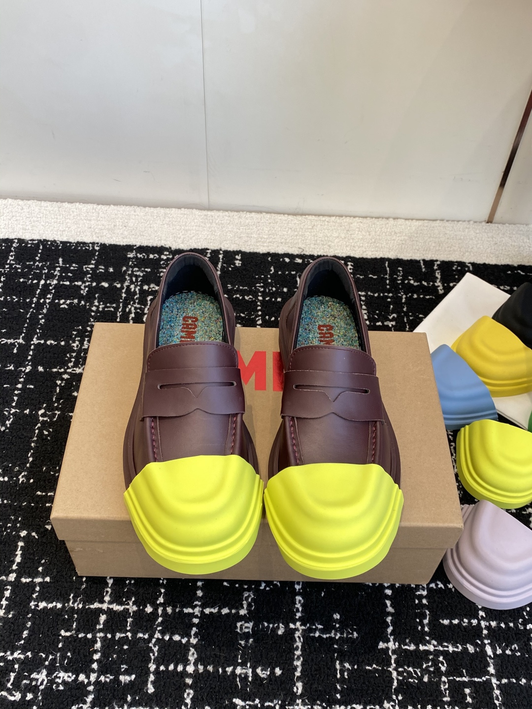 NO:593855,Purchasing agent level (any combination of 7 toe colors, plus a pair of toe caps) Camper Karst round-toe loafers, niche and good-looking. Camper Karst is a Spanish brand established in 2010. It is indifferent and the beauty is simple. It is a kind of wisdom and beauty. Compared with other loafers, it is very recognizable, and the niche style is very high-end, durable, durable and versatile. Size#Female 35-40 #Male 39-45 (Female 40  Men's 45 (custom-made, non-refundable), boots loafers, loafers, boots19860909代购级（鞋头7色任意搭配 另外加鞋头一对） Camper Karst 圆头乐福鞋 小众好看 Camper Karst 年成立的西班牙品牌 淡然无极,众美从之主张简单就是一种智美 相比手其他的乐福鞋很有辨识度,而且小众不撞款非常高级耐看百搭 Size#女35-40 #男39-45（女40 男45订做不退换）,靴子乐福鞋,loafers,boots,Women's Shoes