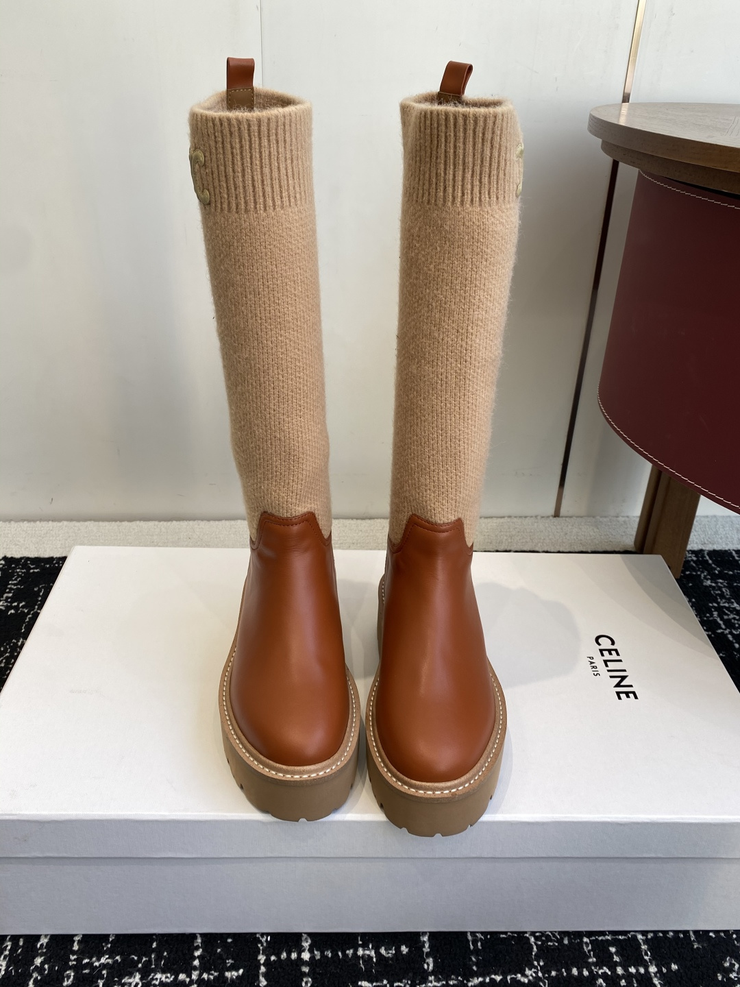 NO:593846,Purchasing agent-level short boots and high boots CELINE Celine 25 autumn and winter new style Yang Mi's same style Fly-woven short boots High boots Arc de Triomphe British style short boots Simple and fashionable, timeless and timeless, it is a classic that will never fade away in the fashion circle. The retro British style allows you to wear a different temperament. Matching logo. Fabric imported cowhide. Original molded fly weave. Sheepskin lining inside. Sole welt combined outsole.  Size#35-39 (40# custom-made, non-refundable), boots, celine, boots, cowhide, sheepskin19860909代购级短靴高靴 CELINE塞琳 25秋冬新款杨幂同款 飞织 短靴 高靴 凯旋门英伦风短靴 简约大气时髦 耐看不过时 是时尚圈永不退潮的经典所在,复古的英伦风格,让你穿出不一样的气质对版logo 面料进口牛皮 原版开模飞织 内里羊皮内里 鞋底沿条组合大底 Size#35-39（40#订做不退换）,靴子,celine,boots,cowhide,sheepskin,Women's Shoes