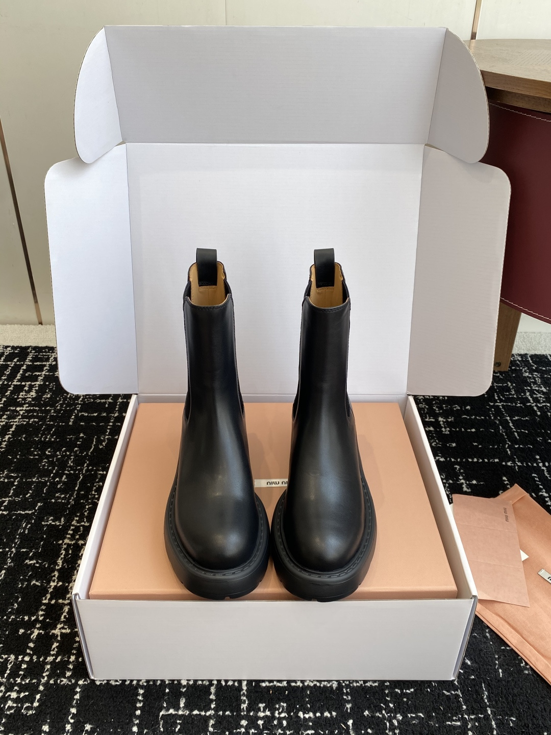 NO:682805,Dongguan purchasing agent miu miu fw25 new arrival~ Miu Miu 25ss new autumn and winter thick-soled short boots, simple upper embellishment, full of high-end feeling, super stylish on the feet~ very cool, very handsome, fashionable and versatile!  Miu Miu is having fun this year. A must-have item for autumn and winter matching~ Material imported calfskin, cowhide lining/foot pads, original IP ultra-light foam outsole Size: #35-39, boots, miumiu, boots, cowhide19860909东莞代购级 miu miu fw25 new arrival～ 缪缪 25ss 秋冬新款厚底 短靴 简约鞋面点缀 高级感满满 上脚超级有型～酷酷的非常帅气好看,时尚百搭！ Miu Miu今年开挂啦 秋冬季搭配必入的决绝子～ 材质 进口小牛皮 牛皮内里/垫脚 原版IP超轻发泡大底 Size: #35-39,靴子,miumiu,boots,cowhide,Women's Shoes