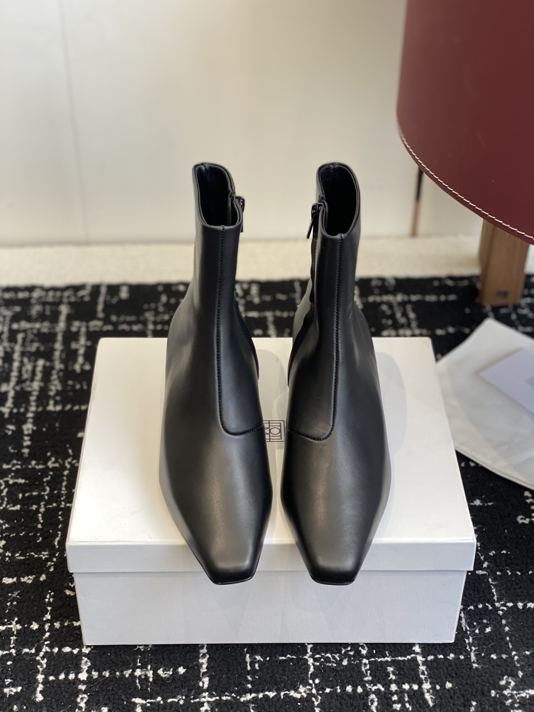 NO:682797,Dongguan purchasing agent Toteme 25ss autumn and winter simple cat heel small square toe boots!  Minimalist style, retro and high-end!  Simple and elegant, it is a very attractive style!  As always, it maintains its minimalist and high-end style. It will definitely be the most utilized boots in autumn and winter this year. The overall shape of the shoe is very nice and the texture is excellent. The fit is very nice. The shoe itself is also very light in weight. It can be worn from now on until late winter. It is super comfortable and super pedicure!  The upper is made of imported calfskin, the lining is sheepskin, and the outsole is imported Italian leather. Heel height: about 3cm. Size#35-41 (40 and 41 are custom-made and cannot be returned or exchanged). Boots, boots, cowhide, sheepskin, Leather soles19860909东莞代购级 Toteme 25ss秋冬简易猫跟小方头长靴！极简主义风格,复古又高级！ 简约又大气,属于非常耐看的款式！一如既往的把持着自己的极简高级 一定会是今年秋冬利用率最高的靴子 整体鞋型很好看,质感一绝 版型很好看 鞋子本身自重也超轻的 可以从现在开始一直搭配到深冬 上脚超舒服超修脚！ 鞋面采用进口小牛皮 内里垫脚羊皮 意大利进口真皮大底 跟高:约3cm Size#35-41（40 41定做不退换）,靴子,boots,cowhide,sheepskin,Leather soles,Women's Shoes