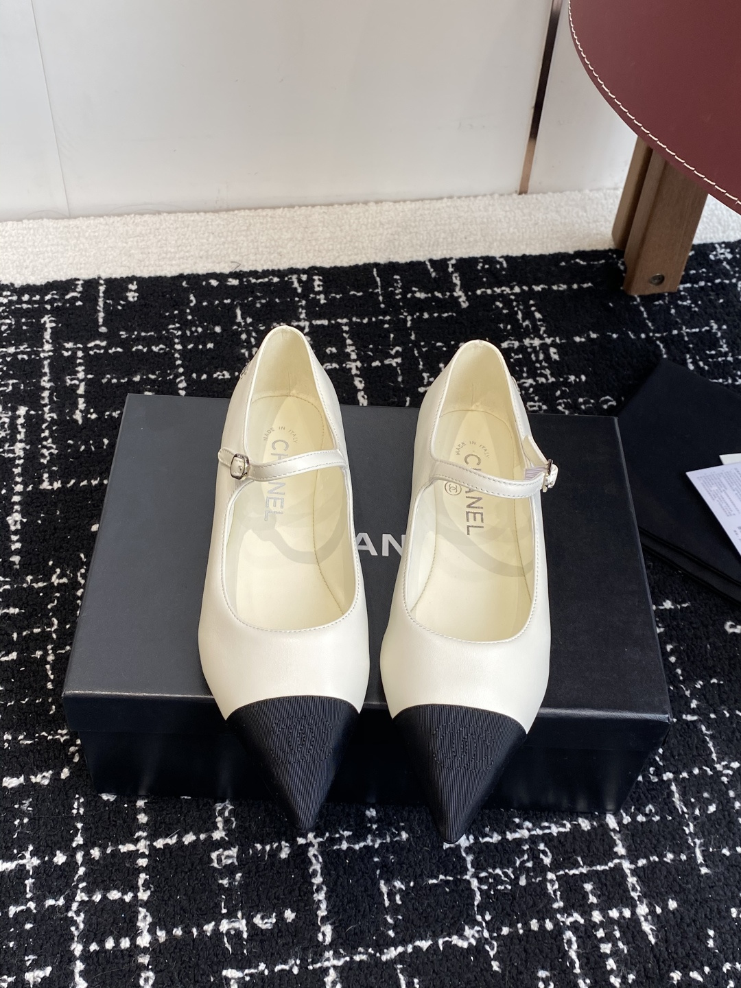 NO:682794,Purchasing agent CHANEL Xiaoxiang 25ss spring and summer logo embellishment, like a necklace around the neck of a goddess, the upper foot wrap is very good, the upper heel is slimmer, it is really super exquisite!  The retro Mary Jane is so right. I personally like the classic combination the best. It has the feeling of a retro fragrance from the 80s. The style is novel and fashionable, and the craftsmanship is perfectly presented. The mixed sheepskin design is so beautiful that you won’t recognize your relatives. It makes you look slim and white. I think all girls should have a pair. The most important thing is that the color is bright enough. It is not enough to describe her as if she is walking on the ground. It is a shoe that makes you unable to put it down!  The beautiful Xiaoxiang Mary Jane ballet shoes are worn by my favorite celebrities and celebrities, which makes me like this shoe even more. It makes me feel like a girl when I put it on. It can be matched with various styles. There are very few white Mary Janes. Only in Xiaoxiang can they look particularly high-profile. The simple solid color does not have complicated designs. In spring, paired with small pants or gauze skirts, it can bring out a different kind of high-end!  The fabric is imported mixed sheepskin, with clear and soft texture, very high-end feel. The inner padding sheepskin is soft and delicate, super comfortable and high-end luxury!  Size#35-41 (40 41 custom-made, non-refundable), single shoes, chanel, mary jane, skirts, necklace, sheepskin19860909代购级 CHANEL小香 25ss 春夏 logo点缀,宛如女神脖子上的项链,上脚包裹性非常好,上脚跟显瘦,真的是超级精致！ 复古的玛丽珍太对味了,个人最喜欢好经典的搭配,颇有80年代复古小香风的感觉,款式新颖时尚,工艺完美呈现,混种羊皮设计,美到六亲不认,很显瘦显白,我觉得 女孩儿们都要拥有一双,最重要的是颜色足够亮眼,健步如飞已不足以形容她如履平地,让爱不释手的鞋款！ 好看的小香玛丽珍芭蕾单鞋,喜欢的明星和红人都在穿,让我更加喜欢这款鞋少女心爆棚,穿上就仙,可以搭配各种风格白色玛丽珍几乎很少,只有在小香这里才能显得格外高调,简约 的纯色没有复杂设计,春天配小脚裤,纱裙都能衬托出别样的高级！ 面料进口混种羊皮,皮纹清晰柔软,非常高级感,内里垫脚羊皮,柔软细腻,超级舒适亲夫,高端奢华！ Size#35-41（40 41定做不退换）,单鞋,chanel,mary jane,skirts,necklace,sheepskin,Women's Shoes