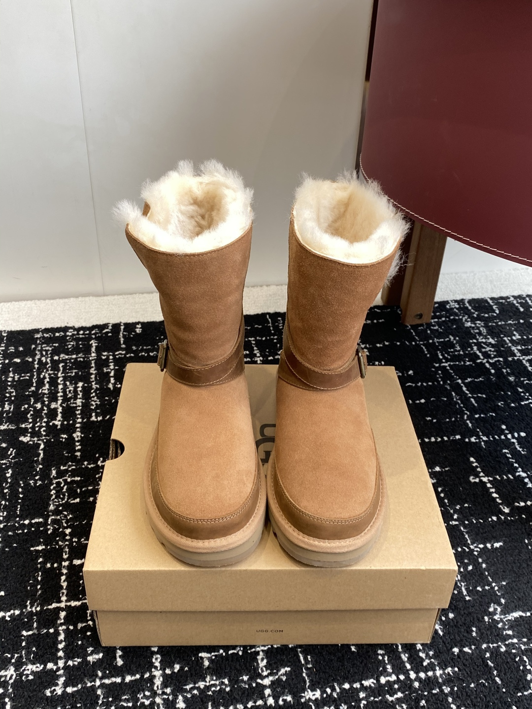 NO:682792,Purchasing-grade UGG 25ss autumn and winter warm buckle mid-calf snow boots. The upper is made of suede leather and is filled with wool inside to achieve a combination of warmth and texture. The mid-calf boot shape is equipped with a side buckle design, which not only enhances the fashion sense of the shape, but also adjusts the shape of the boot according to the wearing needs, such as folding to change the style. The thick sole design has a heightening effect, suitable for winter cold-resistant scenes, and can be adapted to various styles such as casual and street. UGG  Famous for its sheepskin integrated snow boots, this type of buckle style is an extension of the brand's classic product line. It not only retains the core gene of 'warmth and comfort', but also enhances the fashion attributes through details such as metal buckles. It is often the matching choice of stars and fashionistas in autumn and winter. Suede upper, wool imported from New Zealand, rubber outsole, increased by 3.5cm, Size35-40 (40 custom made, non-returnable), snow boots, boots, sheepskin, chamois leather19860909代购级 UGG 25ss 秋冬保暖带扣中筒雪地靴 鞋面采用翻毛皮材质,内里填充羊毛,实现保暖与质感的结合.中筒靴型搭配侧边扣带设计,既提升了造型的时尚感,又可根据穿搭需求调节靴筒形态,如翻折变换风格.厚底设计兼具增高效果,适合冬季抗寒场景,能适配休闲、街头等多种穿搭风格. UGG 以羊皮毛一体雪地靴闻名,此类带扣款式属于品牌经典产品线的延伸,既保留了“温暖舒适”的核心基因,又通过金属扣等细节增强时尚属性,常成为秋冬季节明星、潮流达人的搭配选择. 鞋面麂皮 内里新西兰进口羊毛 大底橡胶组合大底 增高3.5cm Size35-40（40订做不退换）,雪地靴,boots,sheepskin,chamois leather,Women's Shoes