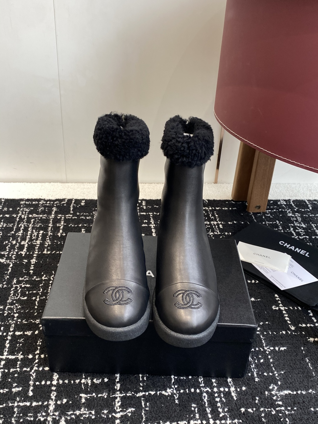 NO:682829,Purchasing-grade half-flop, single shoes, boots, Chanel Xiaoxiang's 25K new autumn and winter products, lace-up snow boots and wool short boots. This is simply a 'small heater' for walking in winter. I heard that this year is a cold winter, so you must prepare a cold-proof weapon~ It is made of imported Australian wool, which is very warm and comfortable, and it is also very tolerant to the feet!  The entire last is very delicate and not bloated at all. The upper is made of imported suede and rubber, which is extremely non-slip and wear-resistant~ Size 35-41 (40 41 custom-made, non-returnable), semi-slip suede shoes, chanel, boots, chamois leather19860909代购级半拖 单鞋 靴子 Chanel 小香25K秋冬新品 系带雪地靴羊毛短靴 这款简直就是冬日行走的“小暖炉” 听说今年是冷冬 御寒神器一定要备好呀～ 选用进口澳洲羊毛 很暖和很舒服 对脚的包容度也超好哒！ 整个楦头非常秀气一点都不臃肿 鞋面采用进口麂皮 橡胶 巨防滑又耐磨哦～ Size35-41（40 41 订做不退换）,半拖毛毛鞋,chanel,boots,chamois leather,Women's Shoes