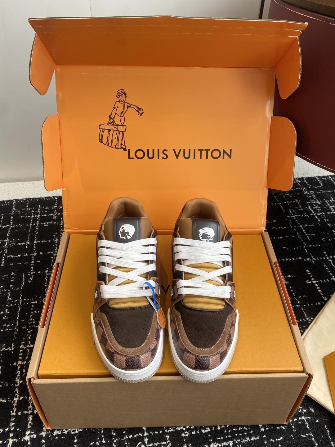 NO:682804,Purchasing agent level (official website sync box packaging) Louis Vuitton 25ss Lujia’s hot model!  Trainer sneakers are a must buy for everyone, you will never regret it!  Super versatile and high-end!  It goes well with any kind of clothes. The most important thing is that it is very attractive. The manufacturing process of the top OEM is very strict!  The materials are all top-grade cowhide customized from overseas, and the texture of the leather is the same as the original. It is super high-end, especially the texture that comes out when the shoe is bent, it has a completely ZP feel!  The outsole is also customized by our private model, with exclusive control. The entire font and concave and convex feel are difficult to distinguish between true and false. Size39-47 (men's 46-47 custom-made, non-returnable), casual shoes/sports shoes, louis vuitton, louis vuitton, louis vuitton, sneakers, cowhide19860909代购级（官网同步盒包装） Louis Vuitton 25ss 驴家的爆款！trainer板鞋,每个人都必须入的款,绝不后悔！ 超级百搭高级！什么衣服都好搭.最主要是超耐看的. 顶级代工厂制程超严格！材料都是海外定制的顶级牛皮,皮纹质感都是原版的感觉 超高级,特别是鞋子折弯的时候出来的纹路,完完全全就是zp的感觉！ 大底也是我们私模定制的,独家把控,整个字体和凹凸感,真假难辨. Size39-47（男46 47定做不退换）,休闲鞋/运动鞋,louis vuitton,louis vuitton,louis vuitton,sneakers,cowhide,Women's Shoes