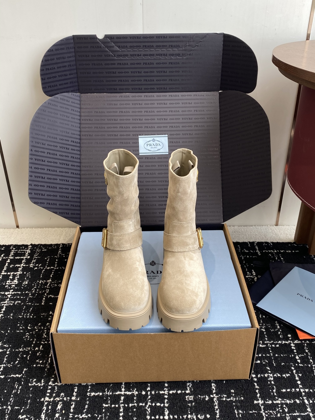 NO:682802,Dongguan purchasing agent grade (packaged in sync box on official website) PRADA Classic Triangle Logo Slip-On Women's Boots A series that cannot be bought in winter, it is definitely this year's big hit!  !  So good looking!  Prada boots are really amazing!  The upper foot is generous and the legs are slim, which is just right. The whole series uses a variety of imported materials, colored waxed calfskin, open-edge beaded cowhide, cow suede and high mercerization, and water-dyed sheepskin inside. The foam bottom is light and comfortable!  Size35-40 (40 is custom-made and cannot be returned or exchanged), boots, prada, prada, boots, cowhide, sheepskin19860909东莞代购级（官网同步盒包装） PRADA 普拉达经典三角标一脚蹬王炸女靴 冬天买不到的系列,绝对是今年的大爆款！！贼好看！Prada靴子真的很哇塞！上脚大气显腿瘦气质这块刚好拿捏 全系列采用多种进口材料擦色打腊小牛皮,开边珠牛皮,牛反绒高丝光,内里水染羊皮 发泡底轻便舒适！ Size35-40（40 订做不退换）,靴子,prada,prada,boots,cowhide,sheepskin,Women's Shoes