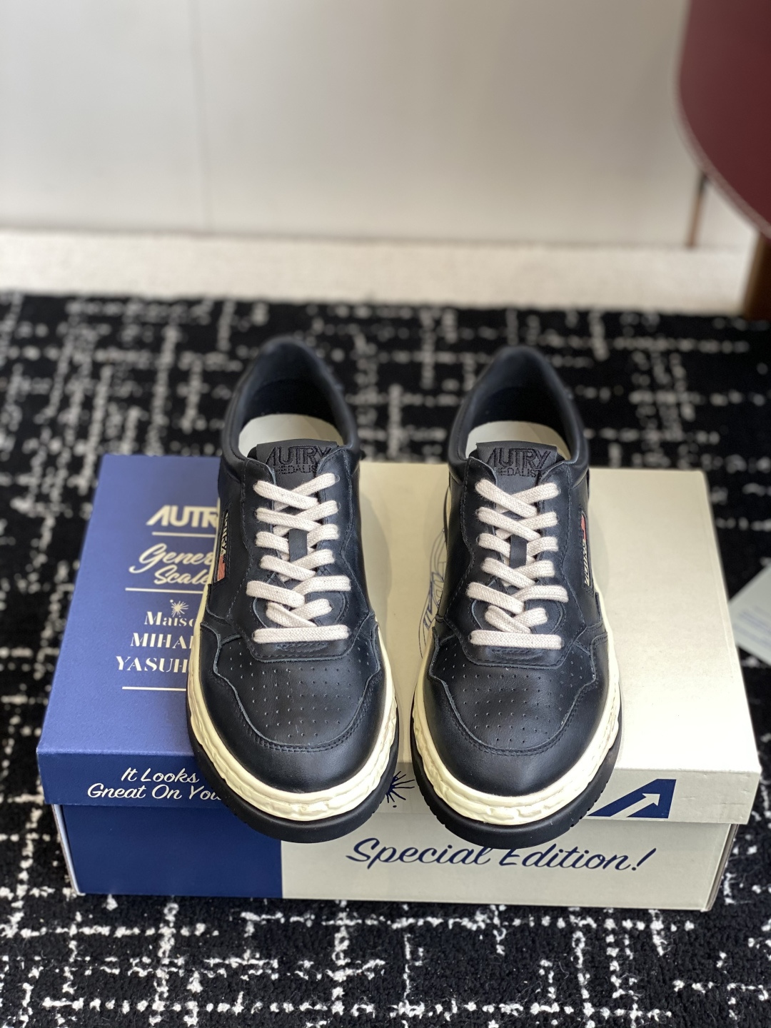 NO:682796,Purchasing agent level men's 10 Autry pure original 25 years of the most worth buying retro couple style dirty white shoes A pair of white shoes that have been worn by Korean Ernies. I believe that many trendy people who love white shoes should be familiar with this brand. Liu Wen has worn it, Cha Jingyuan has worn it, many celebrity bloggers have worn it...  Every Autry shoe has a simple line and restrained detail design. The thick yellow sole and upper label are its classic logos. The design of the toe is also more three-dimensional and not very flat. The entire shoe shape looks very good-looking. The old and yellow sole has  The thickness of 3.5 cm has a retro feel, but it is not hard at all. The upper foot is soft and elastic. Our model is made of calfskin. The fabric is soft, comfortable and stylish. The upper foot is very comfortable. It is a white shoe that will be worn for 25 years. It is highly recommended.  Imported calfskin upper, sheepskin pad lining, sole material, natural rubber bottom, Size female 35-40 (female 40 is custom-made, non-returnable), male 39-45 (custom-made 45, non-refundable), casual shoes/sports shoes, sneakers, cowhide, sheepskin19860909代购级 男款10 Autry 纯原 25年最值得入的的复古 情侣款 脏脏 小白鞋 一双被韩国欧尼们穿火的小白鞋,相信很多热爱小白鞋的潮流人士对这个品牌应该都不会陌生,刘雯穿过、车静媛穿过、好多明星博主都穿过… Autry的每一款鞋都有着简单线条和内敛细节设计,厚实发黄的鞋底和鞋面标签带是它的经典标识,鞋头的设计也比较立体,不会很扁,显得整个鞋型都非常好看,做旧发黄的鞋底有3.5厘米的厚度,很有复古的味道,但是一点也不会硬,上脚柔软有弹力,我们这款是小牛皮面料的,面料柔软舒适又很有型,上脚非常的舒适,是25年必如的一款小白鞋,非常推荐. 鞋面进口小牛皮 内里羊皮垫 鞋底材质天然橡胶底 Size女35-40（女40订做不退换） 男39-45（45订做不退换）,休闲鞋/运动鞋,sneakers,cowhide,sheepskin,Women's Shoes