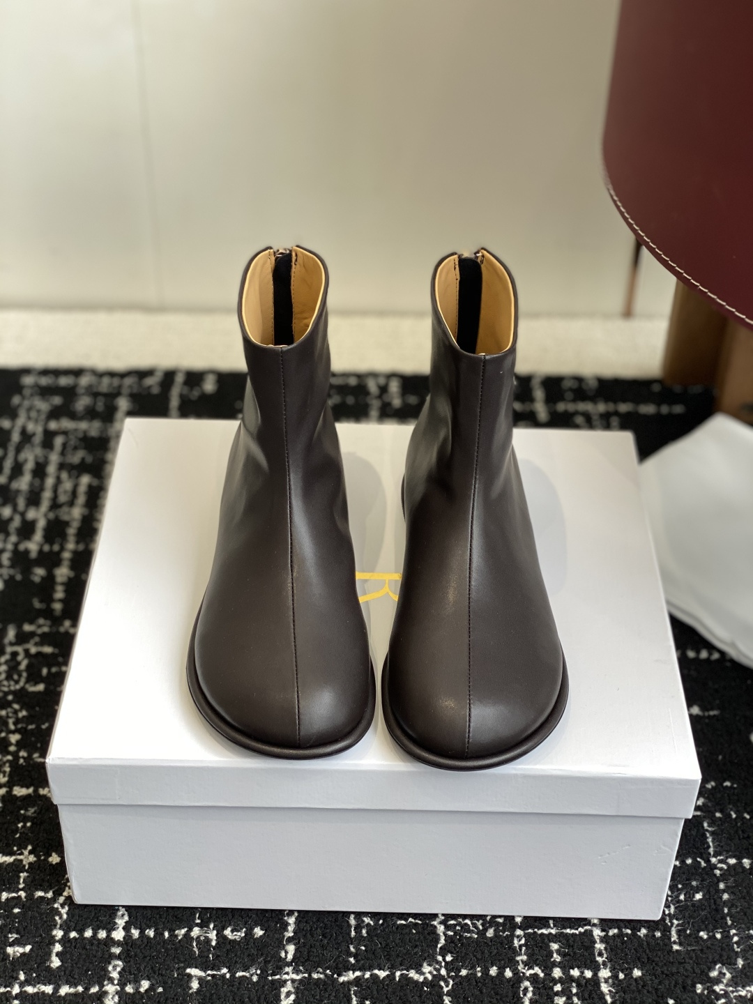 NO:682791,Purchasing agent level The row mid-calf boots, minimalist high-end flat boots, suede leather is super soft, you can't put it down, unique style, fall in love at first sight, row will always be so popular. The imported suede upper is a one-to-one replica of the original, the lining is imported cowhide, and the foot pads are cowhide. The sole is imported rubber mold outsole, Size#35-41 (40 41 custom-made, non-returnable), boots, boots, cowhide, chamois leather19860909代购级 The row中筒靴,极简高级平底靴,麂皮皮超级柔软 爱不释手,独特风格,一眼爱上,row就是永远这么受欢迎. 鞋面进口麂皮 原版一比一复刻, 内里进口客供牛皮,垫脚牛皮 鞋底进口橡胶模具大底, Size#35-41（40 41订做不退换）,靴子,boots,cowhide,chamois leather,Women's Shoes