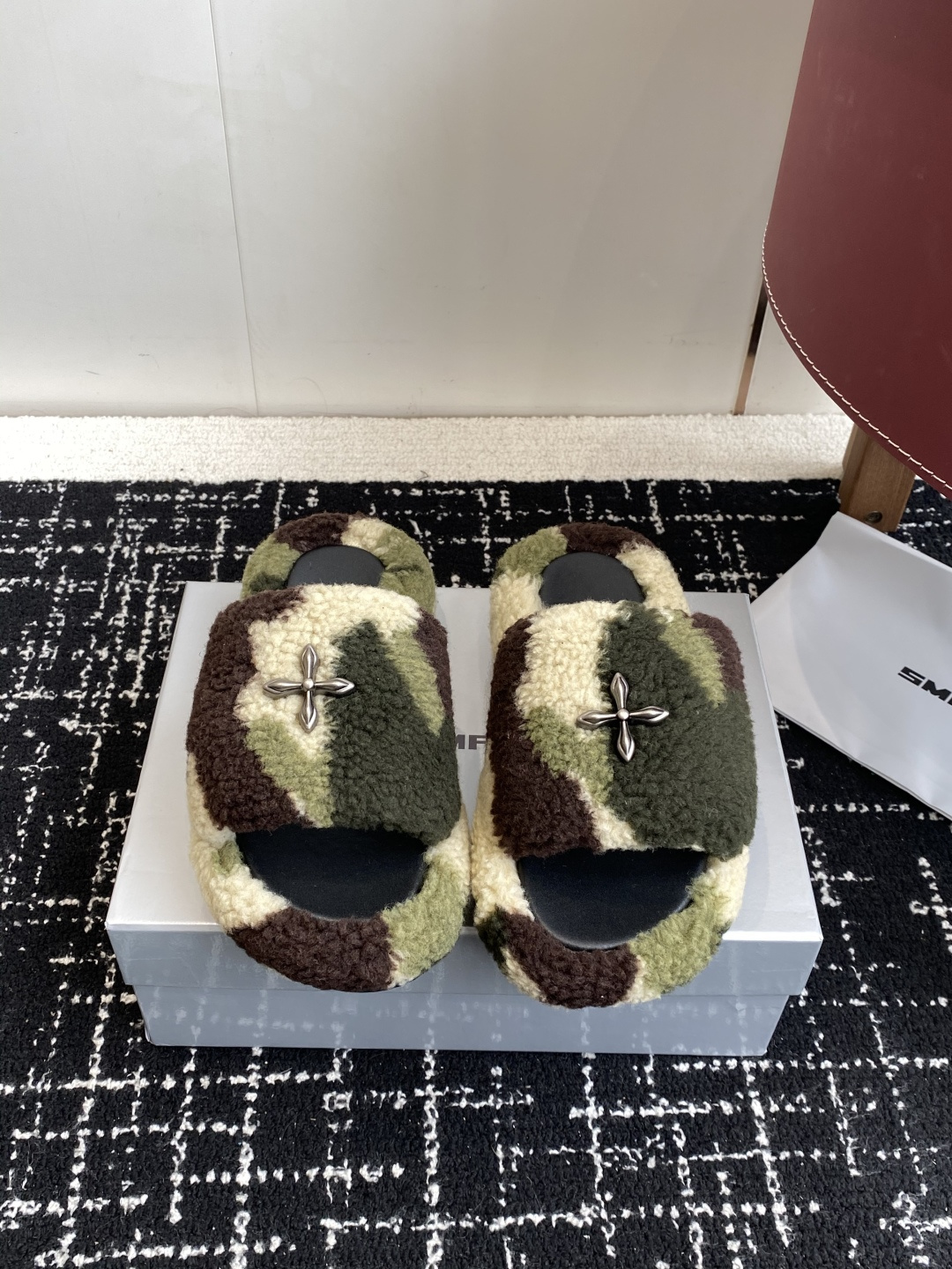 NO:682790,Purchasing agent level SMFK 25ss Autumn and Winter Thick-soled bread slippers, a super popular bread slipper, are so popular that all the major Internet celebrity bloggers are wearing it. After cleverly incorporating brand elements, it is fashionable and versatile, and is loved by hot girls. It is perfectly released. Fabric: wool lining/synthetic leather for feet, original metal logo, original TPU non-slip outsole, supporting packaging Size #35-40 (40 orders are not returnable), slippers, slippers19860909代购级 SMFK 25ss 秋冬 厚底面包拖鞋,超级火的一款面包拖,被种草得不行 各大网红博主都在穿它,巧妙纳入品牌元素后时尚百搭、辣妹至爱,被完美释放 面料:羊毛 内里/垫脚合成皮革,原版金属Logo,原版TPU防滑大底 配套包装 Size#35-40（40订做不退换）,拖鞋,slippers,Women's Shoes