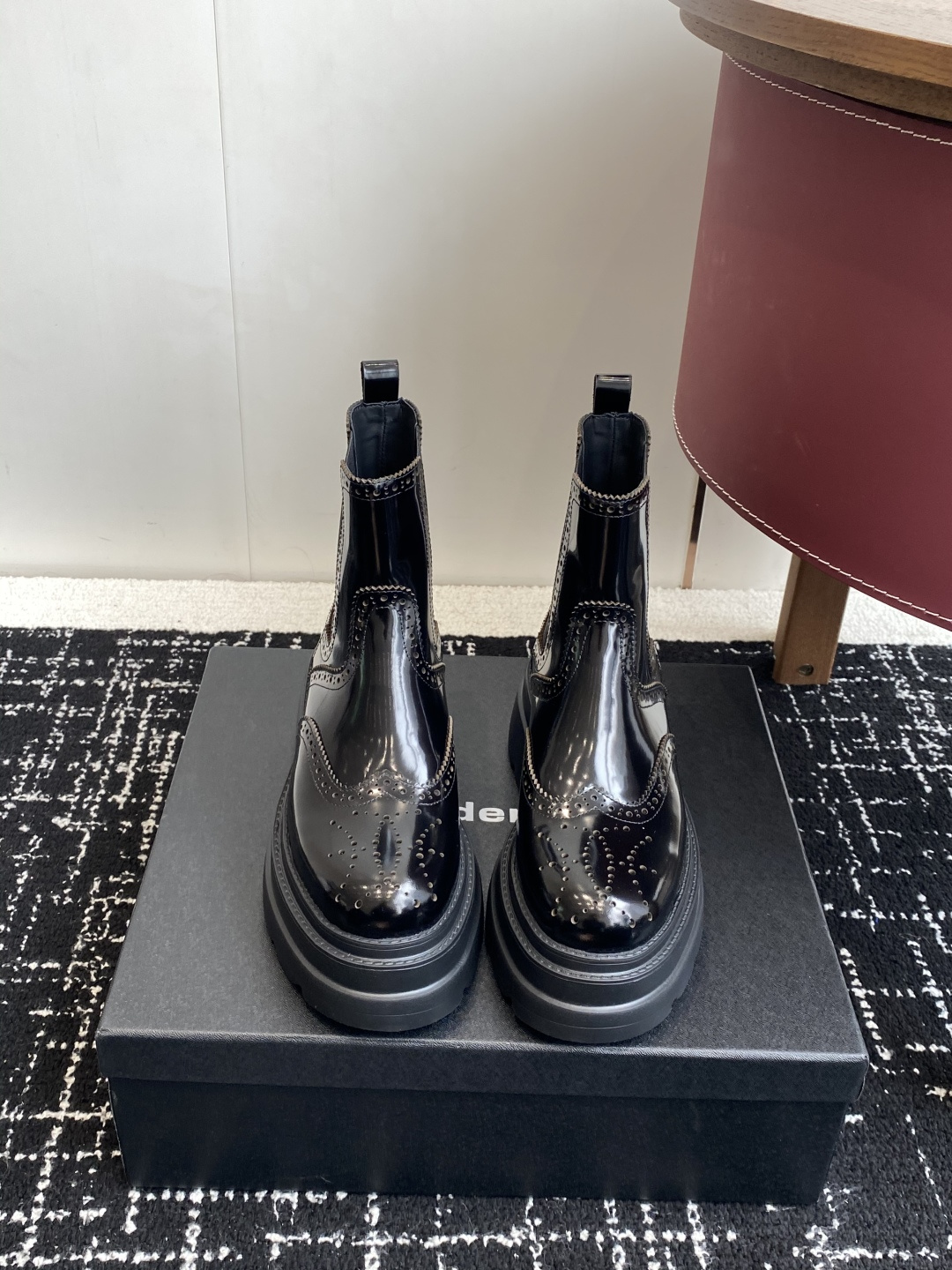 NO:682784,Purchasing agent Alexander Wang 25 autumn and winter latest Carter thick-soled boots. Laiyang's standard Alexander Wang thick-soled shoes are definitely a must-have for leg muscles. They are low-key and versatile. They are made of black and are made of imported bright open-edge beaded leather with the iconic brand metal logo. The 7cm thick sole design makes it easy to have long legs. The outsole has been changed to be light on the foot but not heavy. It is not tired and comfortable when on the foot. It is predicted that it will become a new out-of-stock and all star Internet celebrities and bloggers are wearing it!  Predicted to become the new out-of-stock king!  !  !  !  The upper is bead-brushed with open edges. The lining is imported silk sheep lining, which feels comfortable, breathable and delicate. The original privately molded outsole is wear-resistant and non-slip. Size#35-39 (customized for 40 units, non-refundable), casual shoes/sports shoes, alexander wang, cartier, boots, sneakers19860909代购级 Alexander Wang 亚历山大王 25秋冬最新款 Carter厚底靴 辣妺标配海莉同款亚历山大王厚底鞋绝对是腿精必备神器,低调百搭的黑色 进口亮面开边珠皮料搭配上标志性的品牌金属徽标,加上7cm 厚底设计轻松拥有大长腿 大底改轻上脚不重,上脚不累很舒适,预测会成为新晋断货各路明星网红博主都纷纷上脚！预测会成为新晋断货王！！！！ 鞋面开边珠擦色 内里进口丝绸羊里脚感舒适透气细腻 大底原版私模成型大底,耐磨防滑 Size#35-39（40定做不退换）,休闲鞋/运动鞋,alexander wang,cartier,boots,sneakers,Women's Shoes