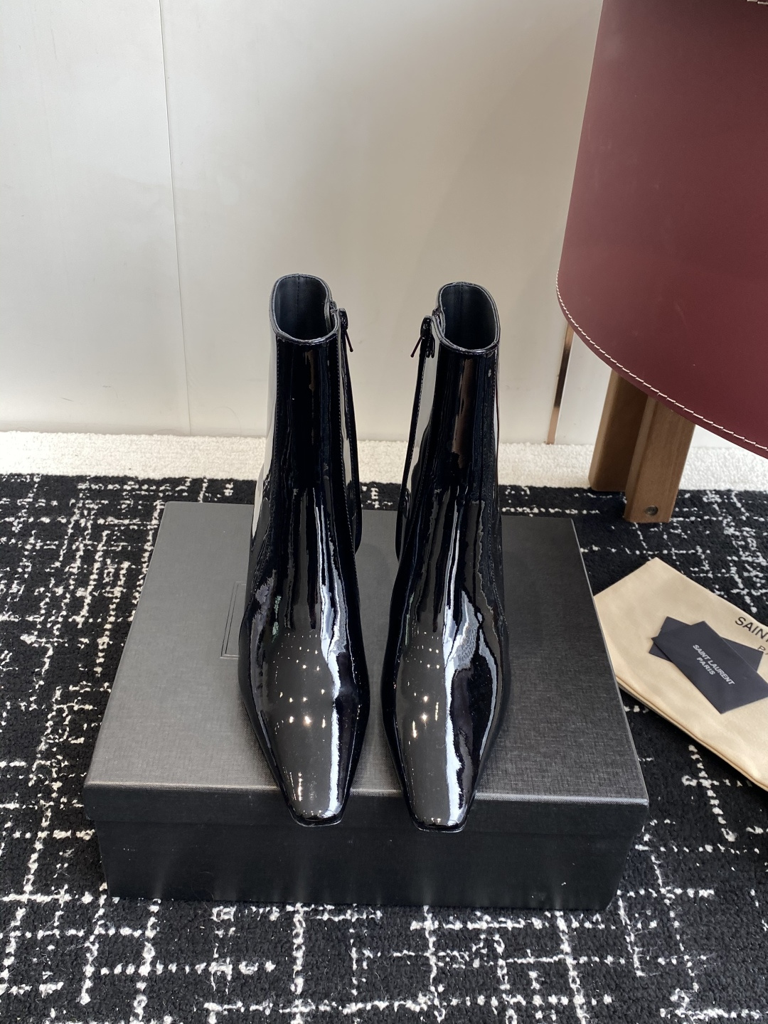 NO:682785,Purchasing-grade short boots, high boots Saint Laurent fw25 new arrival YSL Saint Laurent 2025 new autumn and winter side zipper high-heeled ankle boots thick-heeled short boots ankle boots, with square pointed toe and tapered thick heel, decorated with LE CASSANDRE on the inside, side zipper closure design.  The whole shoe is very simple and elegant ~ the small square toe is more refined and fashionable. You can see that the side of our boots is designed with a curvature based on the shape of the human leg ~ the upper foot is very delicate and unobtrusive ~ elongates the leg shape ~ suitable for various occasions ~ a must-have item for autumn and winter!  Upper cowhide, inner padding sheepskin, sole Italian A-grade genuine leather outsole, heel height 7.5cm, Size35-39 (40.41 custom-made, non-refundable), casual shoes/sports shoes, saint laurent, saint laurent, saint laurent, boots, sneakers, cowhide, sheepskin, Leather soles19860909代购级短靴 高靴 Saint Laurent fw25 new arrival YSL圣罗兰 2025秋冬新款侧拉链高跟及踝靴粗跟短靴 及踝靴,搭配方形尖鞋头和锥形粗跟,内侧饰以LE CASSANDRE,侧面拉链开合设计. 整个鞋非常的简约大气～小方头更加的精致时髦可以看到我们靴子侧面是按照人体腿型设计出来的弧度～上脚非常秀气好看不挑人～拉长腿型～适合各种场合搭配～秋冬穿搭必备单品！ 鞋面牛皮 内里垫脚羊皮 鞋底意大利A级真皮大底 跟高7.5cm Size35-39（40.41定做不退换）,休闲鞋/运动鞋,saint laurent,saint laurent,saint laurent,boots,sneakers,cowhide,sheepskin,Leather soles,Women's Shoes