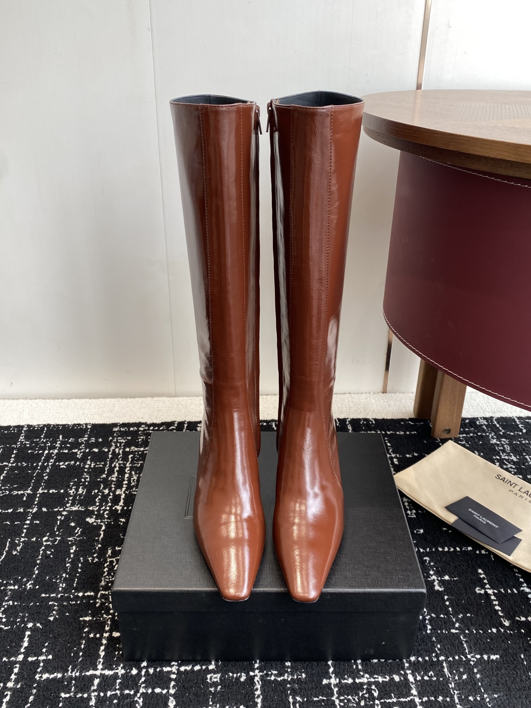 NO:682788,Purchasing agent Saint Laurent fw25 new arrival YSL Saint Laurent 2025 new autumn and winter side zipper high-heeled ankle boots thick-heeled short boots Ankle boots with square pointed toes and tapered thick heels, decorated with LE CASSANDRE on the inside, and side zipper closure design.  The whole shoe is very simple and elegant ~ the small square toe is more refined and fashionable. You can see that the side of our boots is designed with a curvature based on the shape of the human leg ~ the upper foot is very delicate and unobtrusive ~ elongates the leg shape ~ suitable for various occasions ~ a must-have item for autumn and winter!  Upper cowhide, inner padding sheepskin, sole Italian A-grade genuine leather outsole, heel height 7.5cm, Size35-39 (40.41 custom-made, non-refundable), casual shoes/sports shoes, saint laurent, saint laurent, saint laurent, boots, sneakers, cowhide, sheepskin, Leather soles19860909代购级 Saint Laurent fw25 new arrival YSL圣罗兰 2025秋冬新款侧拉链高跟及踝靴粗跟短靴 及踝靴,搭配方形尖鞋头和锥形粗跟,内侧饰以LE CASSANDRE,侧面拉链开合设计. 整个鞋非常的简约大气～小方头更加的精致时髦可以看到我们靴子侧面是按照人体腿型设计出来的弧度～上脚非常秀气好看不挑人～拉长腿型～适合各种场合搭配～秋冬穿搭必备单品！ 鞋面牛皮 内里垫脚羊皮 鞋底意大利A级真皮大底 跟高7.5cm Size35-39（40.41定做不退换）,休闲鞋/运动鞋,saint laurent,saint laurent,saint laurent,boots,sneakers,cowhide,sheepskin,Leather soles,Women's Shoes