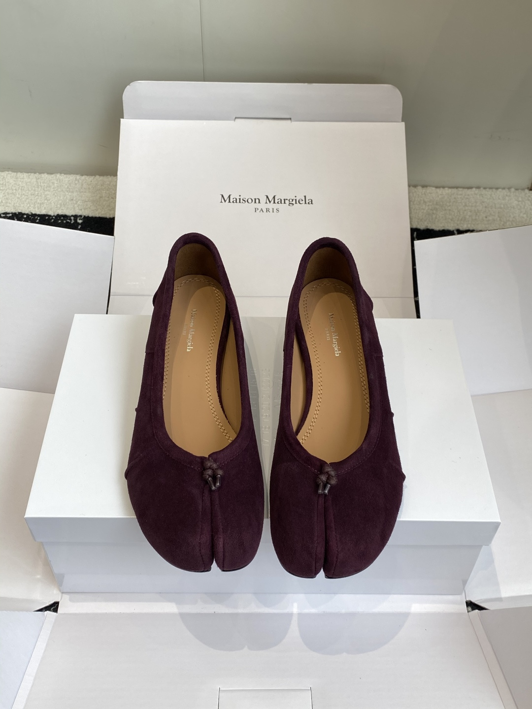 NO:682778,Dongguan purchasing agent grade (Official website sync box packaging) Maison Margiela丨MM6 Margiela 25 ss new thick heel split-toe shoes Tabi split-toe shoes ballet shoes original molded double-layer genuine leather soles original set-lasted shoes are very generous and can be easily matched with various styles The gospel of short legs The upper body instantly becomes longer legs in an instant The upper body is not bound by conventions, you can be yourself as you like ~ Fried chicken on the feet is soft and comfortable The upper is imported suede  Original sheepskin lining, original Italian double-layer genuine leather outsole, heel Size: 35-40 (40 customization is not returnable), split-toe shoes, masion margiela, masion margiela, sheepskin, chamois leather19860909东莞代购级（官网同步盒包装） Maison Margiela丨MM6马吉拉25 ss新款粗跟分趾鞋 Tabi分趾鞋 芭蕾舞鞋 原版开模双层真皮鞋底 原版套楦鞋型很大方 搭配各种风格都 轻松驾驭 小短腿的福音 上身瞬间秒变大长腿 上脚不被常规所拘束,随心所欲做自己～上脚炒鸡柔软舒适 鞋面进口麂皮 内里原版羊皮 大底原版意大利双层真皮底跟 Size: 35-40（40定制不退换）,分趾鞋,masion margiela,masion margiela,sheepskin,chamois leather,Women's Shoes