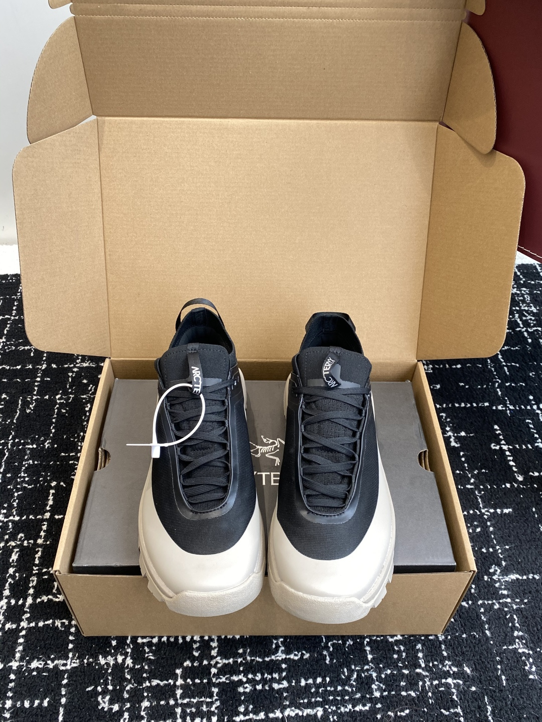 NO:682774,Dongguan purchasing agent ARC'TERYX VERTEX ALPINE GTX women's hiking shoes In the vast world, every mountain peak is like a magnificent poem written by nature, waiting for brave men to explore its mysteries. For women who love mountaineering, a pair of professional and reliable hiking shoes is the key to starting this adventure. ARC'TERYX VERTEX ALPINE  GTX women's hiking shoes are like a loyal partner, accompanying you to overcome many obstacles and conquer every inch of unknown land. ## Excellent waterproofing, keeping your feet dry. During mountaineering, the weather is unpredictable, and rain, mud, and streams often come unexpectedly. VERTEX ALPINE  GTX hiking shoes use the top GORE-TEX waterproof and breathable membrane. This high-tech protective barrier is like an invisible guardian, which can effectively prevent the intrusion of external moisture and keep your feet dry and comfortable. Even if you are trekking in heavy rain or walking  After crossing a fast stream, the inside of the shoe can still stay dry, protecting you from coldness and discomfort. At the same time, its excellent breathability can also promptly discharge the sweat and moisture generated by the feet, avoiding stuffy heat and odor, allowing you to feel the freedom of breathing during long walks.  ## Powerful coverage, all-round protection Rugged mountain roads are full of unknown challenges. Rocks, branches, and thorns may cause damage to the feet at any time. VERTEX ALPINE  The design of GTX mountaineering shoes fully takes these factors into consideration and adopts a large-area protective coverage design. The upper is made of high-quality wear-resistant materials, which can effectively resist scratches and wear, providing all-round protection for the feet. The toe part is specially reinforced to reduce the impact and avoid toe injuries even if you accidentally kick a hard object. At the same time, the height of the upper is moderate, which can not only provide sufficient support, but also be flexible and bendable, allowing you to climb steep mountains with ease. ##  Precise fit and comfort. The structure of women's feet is different from that of men, and a more fitting design is needed to provide a comfortable wearing experience. VERTEX ALPINE  GTX hiking shoes are carefully optimized for women's feet and adopt ergonomic design concepts to accurately fit the curves and contours of the feet. The insoles are made of soft material and have good elasticity and cushioning properties, which can effectively reduce the stress of the feet during walking and climbing.  The pressure you receive during the climb makes you feel as relaxed as stepping on clouds. In addition, the design of the shoelace system is also very reasonable. You can adjust the tightness of the shoelaces according to your own needs, ensuring that the shoes always fit your feet and will not loosen or slip off.  ## Excellent grip, stable at the top When walking on steep hillsides, good grip is the key to ensuring safety. VERTEX ALPINE  GTX hiking shoes are equipped with professional non-slip soles, using unique pattern design and high-performance rubber material, which can provide excellent friction and adhesion. Whether on slippery rocks or in soft mud, they can firmly grip the ground, making you more confident and calm during walking and climbing. Even if you encounter steep slopes, you can easily cope with it as if you were walking on flat ground. ARC'TERYX VERTEX ALPINE  GTX women's hiking shoes are a professional mountaineering shoe that combines excellent performance and fashionable design. It not only provides you with all-round protection and support during mountaineering, but also makes you feel comfortable and at ease. Wearing it, you will have the fearless courage and firm belief to climb higher mountains and explore the endless charm of nature. Let us put on VERTEX ALPINE GTX together, embark on this mountaineering journey full of challenges and surprises, and write a legendary chapter of our own!  Size black white gray size 36-45 pink size 36-39, casual shoes/sports shoes, loro pianaarc'teryx, sneakers19860909东莞代购级 ARC'TERYX始祖鸟VERTEX ALPINE GTX女子登山鞋 在广袤的天地之间,每一座山峰都像是大自然书写的壮丽诗篇,等待着勇敢者去探寻其中的奥秘.对于热爱登山的女性而言,一双专业且可靠的登山鞋,便是开启这场冒险之旅的关键密钥.ARC'TERYX始祖鸟VERTEX ALPINE GTX女子登山鞋,宛如一位忠诚的伙伴,陪你跨越重重险阻,征服每一寸未知的土地. ## 卓越防水,守护脚部干爽 登山途中,天气变幻莫测,雨水、泥泞、溪流常常不期而至.VERTEX ALPINE GTX登山鞋采用了顶级的GORE-TEX防水透气膜,这层高科技防护屏障如同一位隐形的守护者,能够有效阻止外界水分的侵入,让你的双脚始终保持干爽舒适.即使在倾盆大雨中跋涉,或是趟过湍急的溪流,鞋子内部依然能保持干燥,为你抵御寒冷与不适.同时,它出色的透气性能也能及时排出脚部产生的汗液和湿气,避免闷热和异味,让你在长时间的行走中也能感受到自由呼吸的畅快. ## 强大覆盖,全方位保护 崎岖的山路充满了各种未知的挑战,岩石、树枝、荆棘随时可能对脚部造成伤害.VERTEX ALPINE GTX登山鞋在设计上充分考虑到了这些因素,采用了大面积的防护覆盖设计.鞋面选用了高品质的耐磨材料,能够有效抵抗刮擦和磨损,为脚部提供全方位的保护.鞋头部分经过特殊加固处理,即使不小心踢到硬物,也能减轻冲击力,避免脚趾受伤.同时,鞋帮的高度适中,既能提供足够的支撑,又能灵活弯曲,让你在攀登陡峭山峰时也能轻松自如. ## 精准贴合,舒适如影随形 女性的脚部结构与男性有所不同,需要更加贴合的设计才能提供舒适的穿着体验.VERTEX ALPINE GTX登山鞋针对女性脚型进行了精心优化,采用了人体工程学设计理念,能够精准贴合脚部的曲线和轮廓.鞋垫采用了柔软的材质,具有良好的弹性和缓冲性能,能够有效减轻脚部在行走和攀登过程中所受到的压力,让你仿佛踩在云朵上一般轻松自在.此外,鞋带系统的设计也非常合理,能够根据自己的需求调整鞋带的松紧度,确保鞋子始终贴合脚部,不会出现松动或滑落的情况. ## 出色抓地,稳立巅峰之境 在陡峭的山坡上行走,良好的抓地力是确保安全的关键.VERTEX ALPINE GTX登山鞋配备了专业的防滑鞋底,采用了独特的花纹设计和高性能的橡胶材质,能够提供出色的摩擦力和附着力.无论是在湿滑的岩石上,还是在松软的泥土中,都能稳稳地抓住地面,让你在行走和攀登过程中更加自信和从容.即使遇到陡峭的坡度,也能轻松应对,如履平地. ARC'TERYX始祖鸟VERTEX ALPINE GTX女子登山鞋,是一款集卓越性能与时尚设计于一身的专业登山鞋.它不仅能够为你在登山过程中提供全方位的保护和支持,还能让你感受到舒适和自在.穿上它,你将拥有无畏的勇气和坚定的信念,向着更高的山峰攀登,去探寻大自然的无尽魅力.让我们一起穿上VERTEX ALPINE GTX,踏上这场充满挑战与惊喜的登山之旅,书写属于自己的传奇篇章！ 码数黑色白色灰色36-45码 粉色36-39码,休闲鞋/运动鞋,loro pianaarc'teryx,sneakers,Women's Shoes