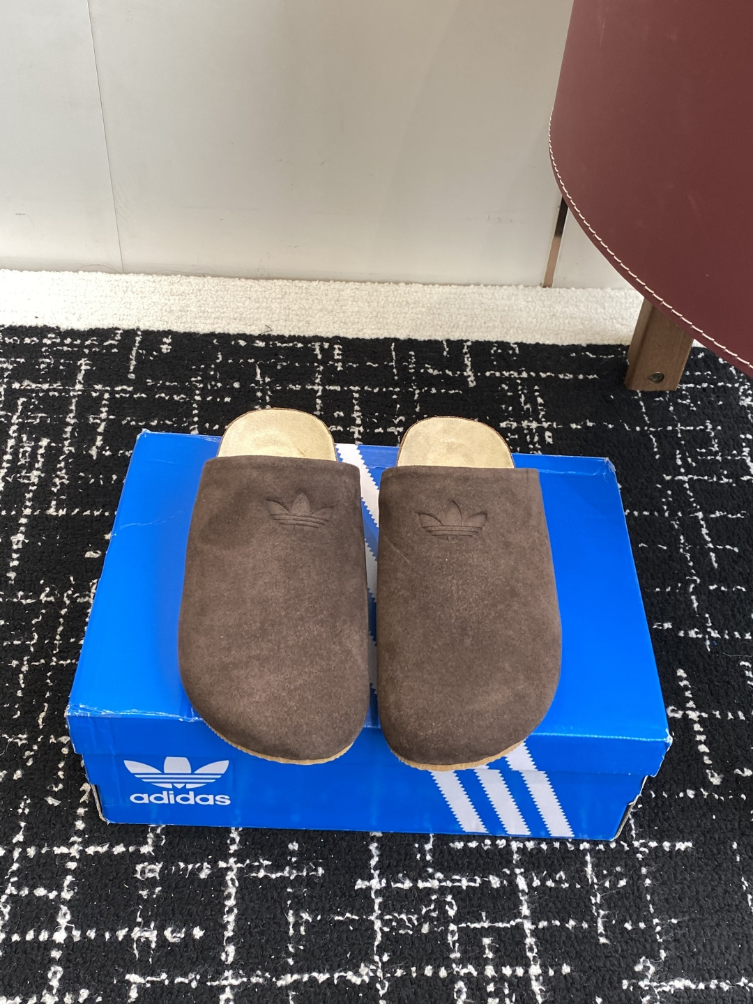 NO:682772,Purchasing agent level Adidas couple's style wool Boken slippers series I was attracted by these two brands as soon as they came out together. It took me a long time to find the goods through purchasing agent. It's really hard to find the same pair of shoes. They are really good-looking. My sisters gave me Size#35-45 (40 for women and 45 for men. Custom-made and non-returnable), half-slippers, adidas, slippers.19860909代购级 Adidas 情侣款 羊毛 博肯拖鞋 系列 这两个品牌刚出联名我就心动了 代购找很久才买到货,真的一鞋难求,真的超级好看,姐妹们给我冲 Size#35-45（女40 男45 定做不退换）,半拖,adidas,slippers,Women's Shoes