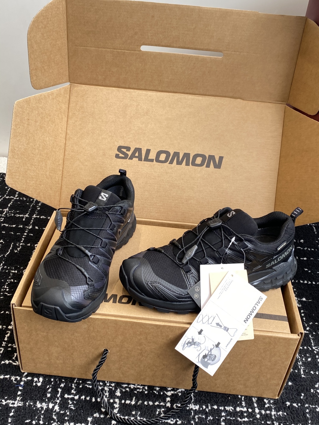 代购级💰530
salomon萨洛蒙2025秋冬新款3D-V9新色系情侣款 跑步鞋休闲运动鞋 未来感皮条纹

上脚实感:中底搭载全掌玻璃纤维能量板和超厚弹性泡沫中底，跑动时推进力十足，缓震回馈很强，日常通勤或训练都很稳

鞋面透气布网皮拼接 内层材质透气网面 穿着舒适度好 原版材质 原版大底 

Size：36-46#3237