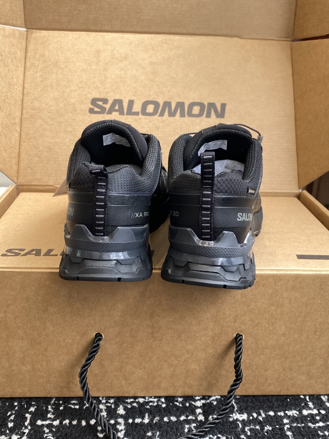 代购级💰530
salomon萨洛蒙2025秋冬新款3D-V9新色系情侣款 跑步鞋休闲运动鞋 未来感皮条纹

上脚实感:中底搭载全掌玻璃纤维能量板和超厚弹性泡沫中底，跑动时推进力十足，缓震回馈很强，日常通勤或训练都很稳

鞋面透气布网皮拼接 内层材质透气网面 穿着舒适度好 原版材质 原版大底 

Size：36-46#3237