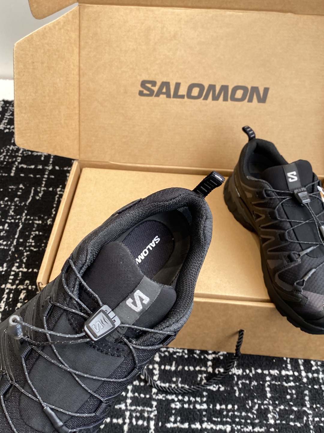 代购级💰530
salomon萨洛蒙2025秋冬新款3D-V9新色系情侣款 跑步鞋休闲运动鞋 未来感皮条纹

上脚实感:中底搭载全掌玻璃纤维能量板和超厚弹性泡沫中底，跑动时推进力十足，缓震回馈很强，日常通勤或训练都很稳

鞋面透气布网皮拼接 内层材质透气网面 穿着舒适度好 原版材质 原版大底 

Size：36-46#3237