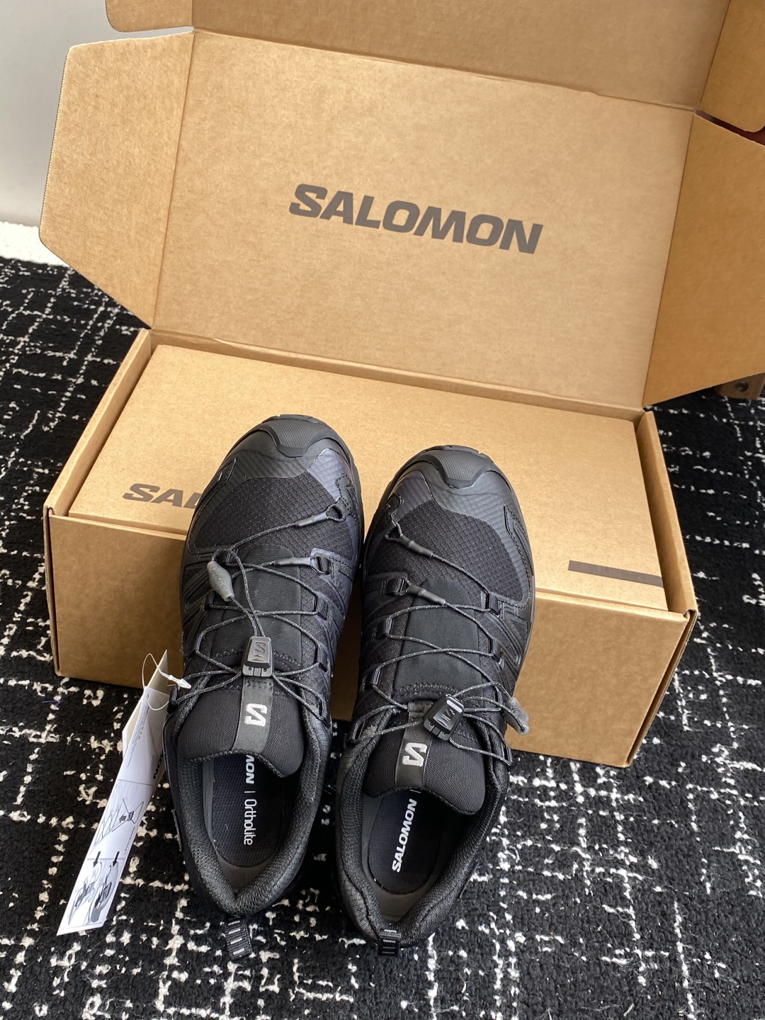 代购级💰530
salomon萨洛蒙2025秋冬新款3D-V9新色系情侣款 跑步鞋休闲运动鞋 未来感皮条纹

上脚实感:中底搭载全掌玻璃纤维能量板和超厚弹性泡沫中底，跑动时推进力十足，缓震回馈很强，日常通勤或训练都很稳

鞋面透气布网皮拼接 内层材质透气网面 穿着舒适度好 原版材质 原版大底 

Size：36-46#3237