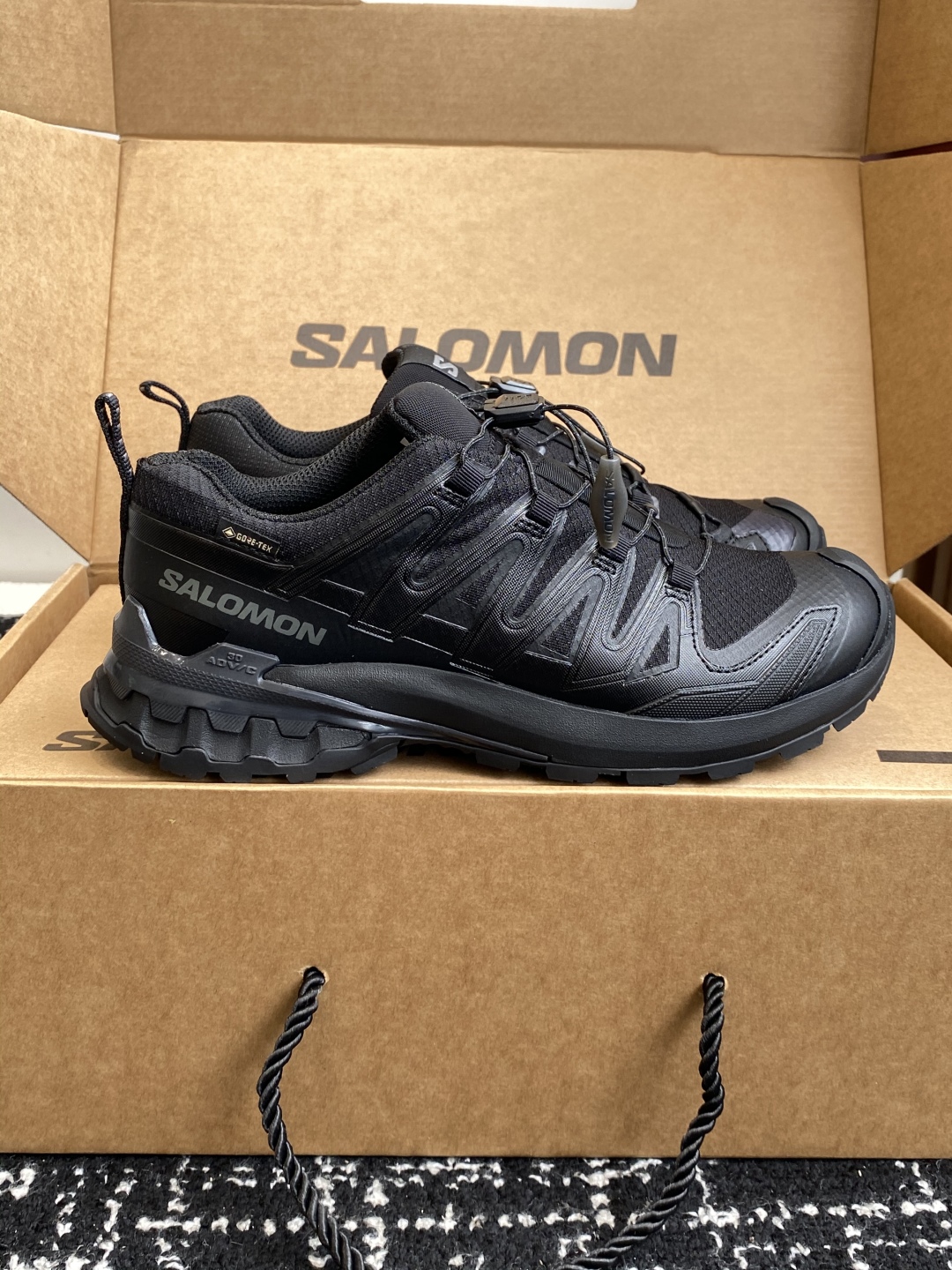 代购级💰530
salomon萨洛蒙2025秋冬新款3D-V9新色系情侣款 跑步鞋休闲运动鞋 未来感皮条纹

上脚实感:中底搭载全掌玻璃纤维能量板和超厚弹性泡沫中底，跑动时推进力十足，缓震回馈很强，日常通勤或训练都很稳

鞋面透气布网皮拼接 内层材质透气网面 穿着舒适度好 原版材质 原版大底 

Size：36-46#3237