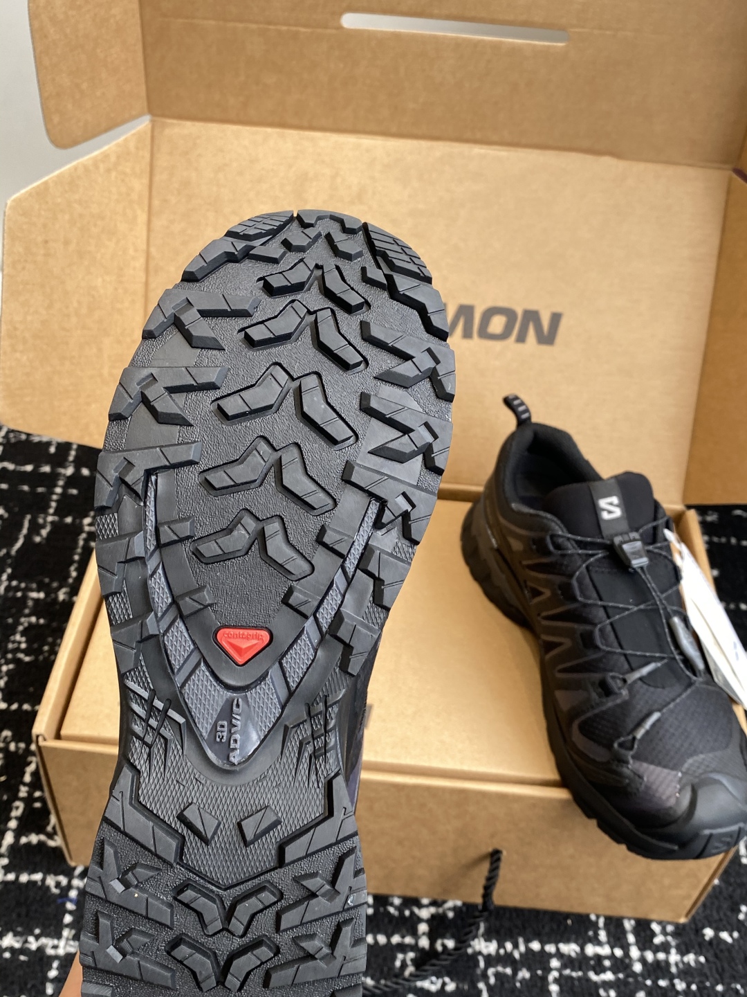 代购级💰530
salomon萨洛蒙2025秋冬新款3D-V9新色系情侣款 跑步鞋休闲运动鞋 未来感皮条纹

上脚实感:中底搭载全掌玻璃纤维能量板和超厚弹性泡沫中底，跑动时推进力十足，缓震回馈很强，日常通勤或训练都很稳

鞋面透气布网皮拼接 内层材质透气网面 穿着舒适度好 原版材质 原版大底 

Size：36-46#3237