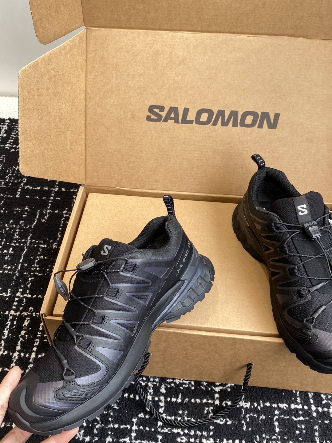 代购级💰530
salomon萨洛蒙2025秋冬新款3D-V9新色系情侣款 跑步鞋休闲运动鞋 未来感皮条纹

上脚实感:中底搭载全掌玻璃纤维能量板和超厚弹性泡沫中底，跑动时推进力十足，缓震回馈很强，日常通勤或训练都很稳

鞋面透气布网皮拼接 内层材质透气网面 穿着舒适度好 原版材质 原版大底 

Size：36-46#3237