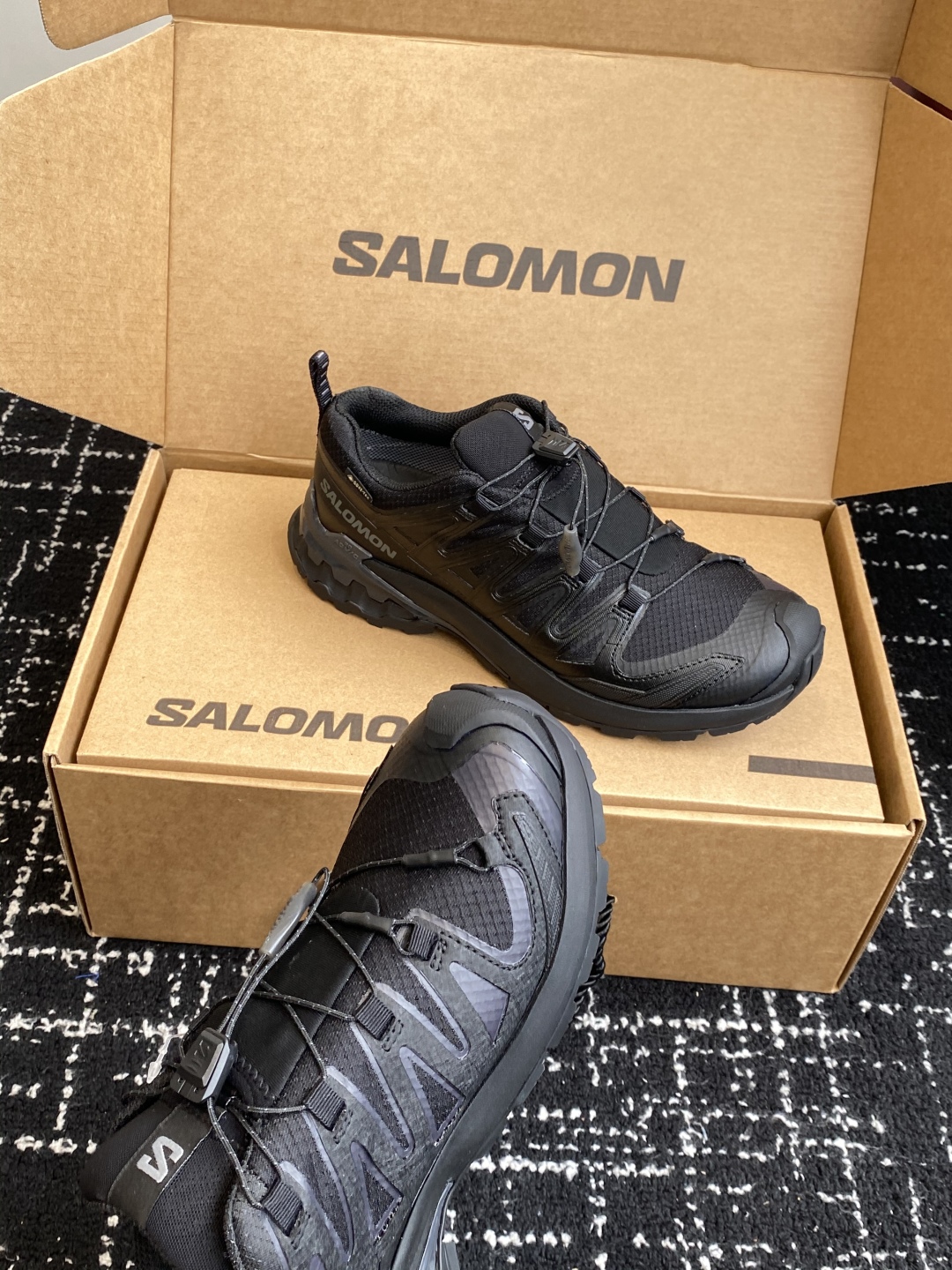代购级💰530
salomon萨洛蒙2025秋冬新款3D-V9新色系情侣款 跑步鞋休闲运动鞋 未来感皮条纹

上脚实感:中底搭载全掌玻璃纤维能量板和超厚弹性泡沫中底，跑动时推进力十足，缓震回馈很强，日常通勤或训练都很稳

鞋面透气布网皮拼接 内层材质透气网面 穿着舒适度好 原版材质 原版大底 

Size：36-46#3237