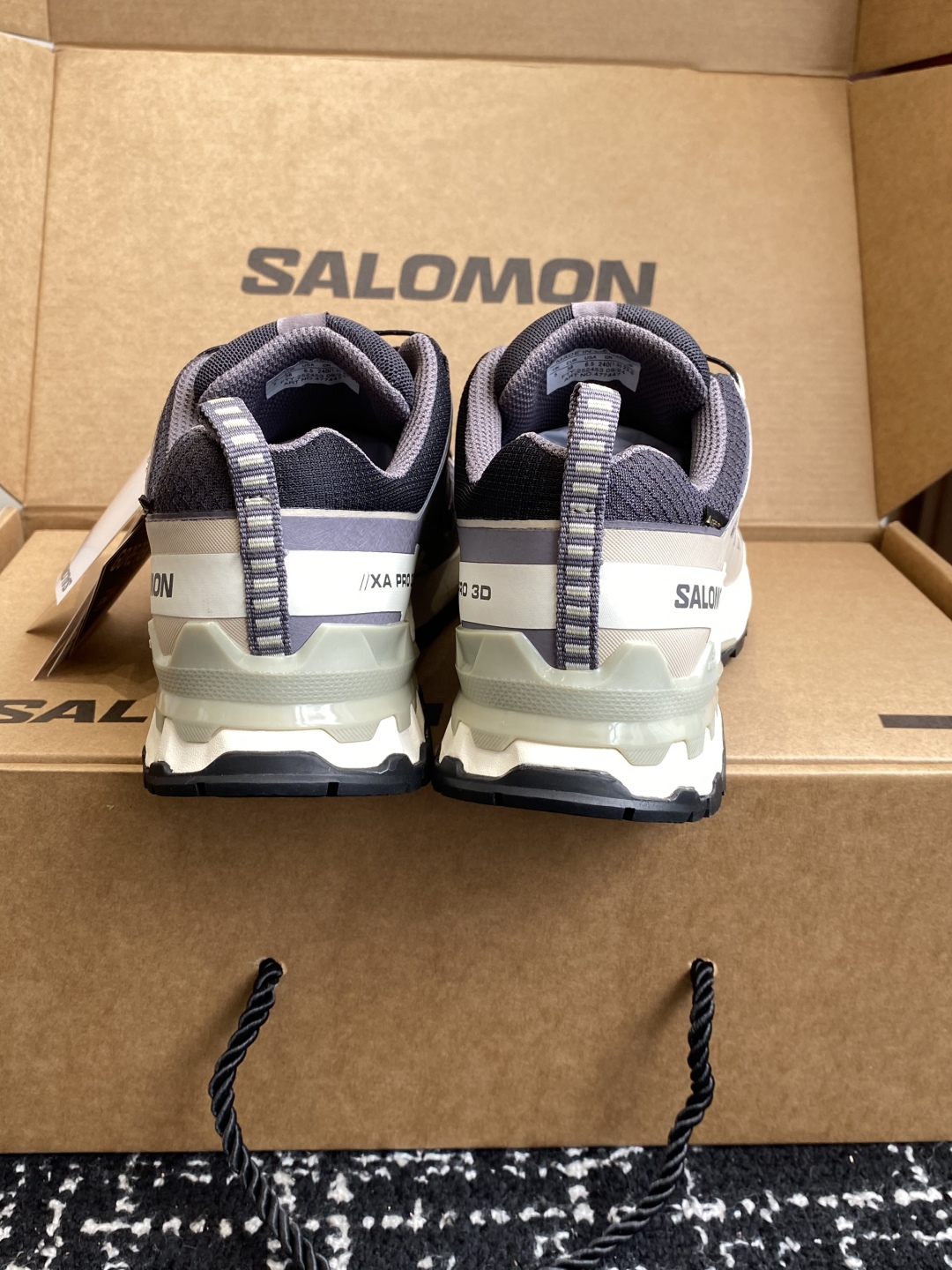 代购级💰530
salomon萨洛蒙2025秋冬新款3D-V9新色系情侣款 跑步鞋休闲运动鞋 未来感皮条纹

上脚实感:中底搭载全掌玻璃纤维能量板和超厚弹性泡沫中底，跑动时推进力十足，缓震回馈很强，日常通勤或训练都很稳

鞋面透气布网皮拼接 内层材质透气网面 穿着舒适度好 原版材质 原版大底 

Size：36-46#3237