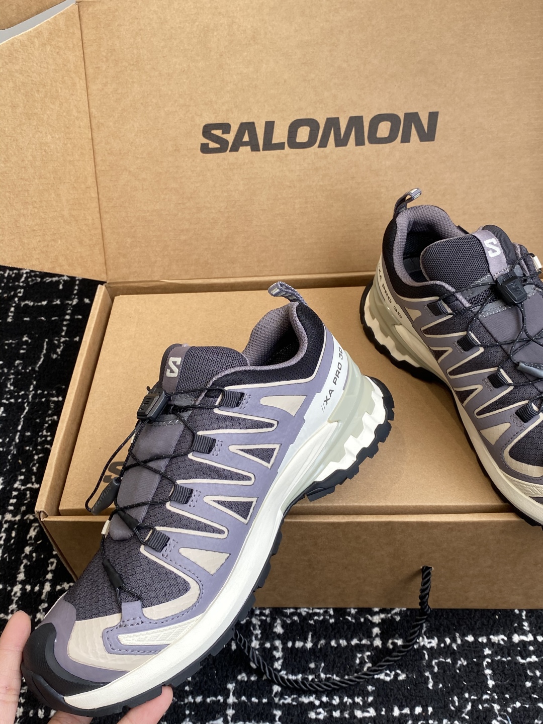 代购级💰530
salomon萨洛蒙2025秋冬新款3D-V9新色系情侣款 跑步鞋休闲运动鞋 未来感皮条纹

上脚实感:中底搭载全掌玻璃纤维能量板和超厚弹性泡沫中底，跑动时推进力十足，缓震回馈很强，日常通勤或训练都很稳

鞋面透气布网皮拼接 内层材质透气网面 穿着舒适度好 原版材质 原版大底 

Size：36-46#3237