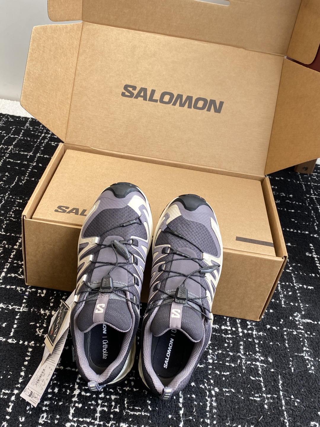 代购级💰530
salomon萨洛蒙2025秋冬新款3D-V9新色系情侣款 跑步鞋休闲运动鞋 未来感皮条纹

上脚实感:中底搭载全掌玻璃纤维能量板和超厚弹性泡沫中底，跑动时推进力十足，缓震回馈很强，日常通勤或训练都很稳

鞋面透气布网皮拼接 内层材质透气网面 穿着舒适度好 原版材质 原版大底 

Size：36-46#3237