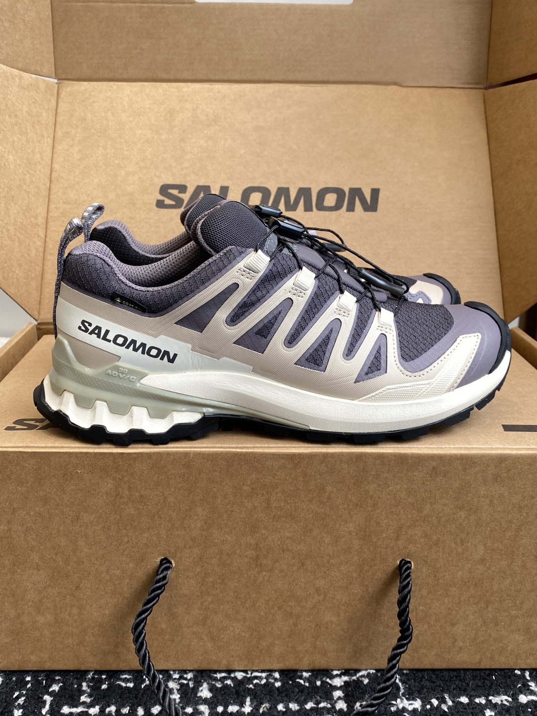 代购级💰530
salomon萨洛蒙2025秋冬新款3D-V9新色系情侣款 跑步鞋休闲运动鞋 未来感皮条纹

上脚实感:中底搭载全掌玻璃纤维能量板和超厚弹性泡沫中底，跑动时推进力十足，缓震回馈很强，日常通勤或训练都很稳

鞋面透气布网皮拼接 内层材质透气网面 穿着舒适度好 原版材质 原版大底 

Size：36-46#3237