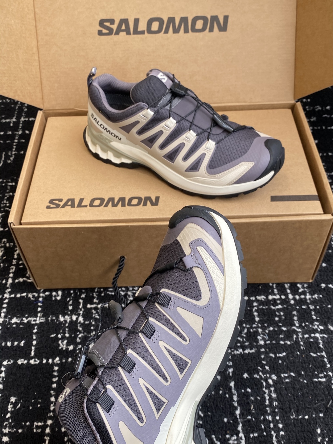 代购级💰530
salomon萨洛蒙2025秋冬新款3D-V9新色系情侣款 跑步鞋休闲运动鞋 未来感皮条纹

上脚实感:中底搭载全掌玻璃纤维能量板和超厚弹性泡沫中底，跑动时推进力十足，缓震回馈很强，日常通勤或训练都很稳

鞋面透气布网皮拼接 内层材质透气网面 穿着舒适度好 原版材质 原版大底 

Size：36-46#3237