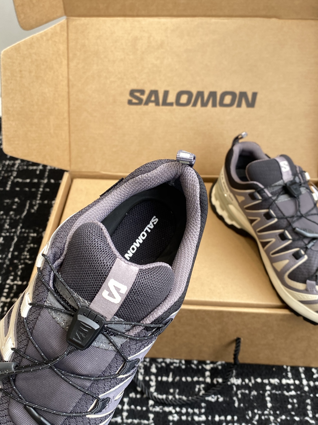 代购级💰530
salomon萨洛蒙2025秋冬新款3D-V9新色系情侣款 跑步鞋休闲运动鞋 未来感皮条纹

上脚实感:中底搭载全掌玻璃纤维能量板和超厚弹性泡沫中底，跑动时推进力十足，缓震回馈很强，日常通勤或训练都很稳

鞋面透气布网皮拼接 内层材质透气网面 穿着舒适度好 原版材质 原版大底 

Size：36-46#3237