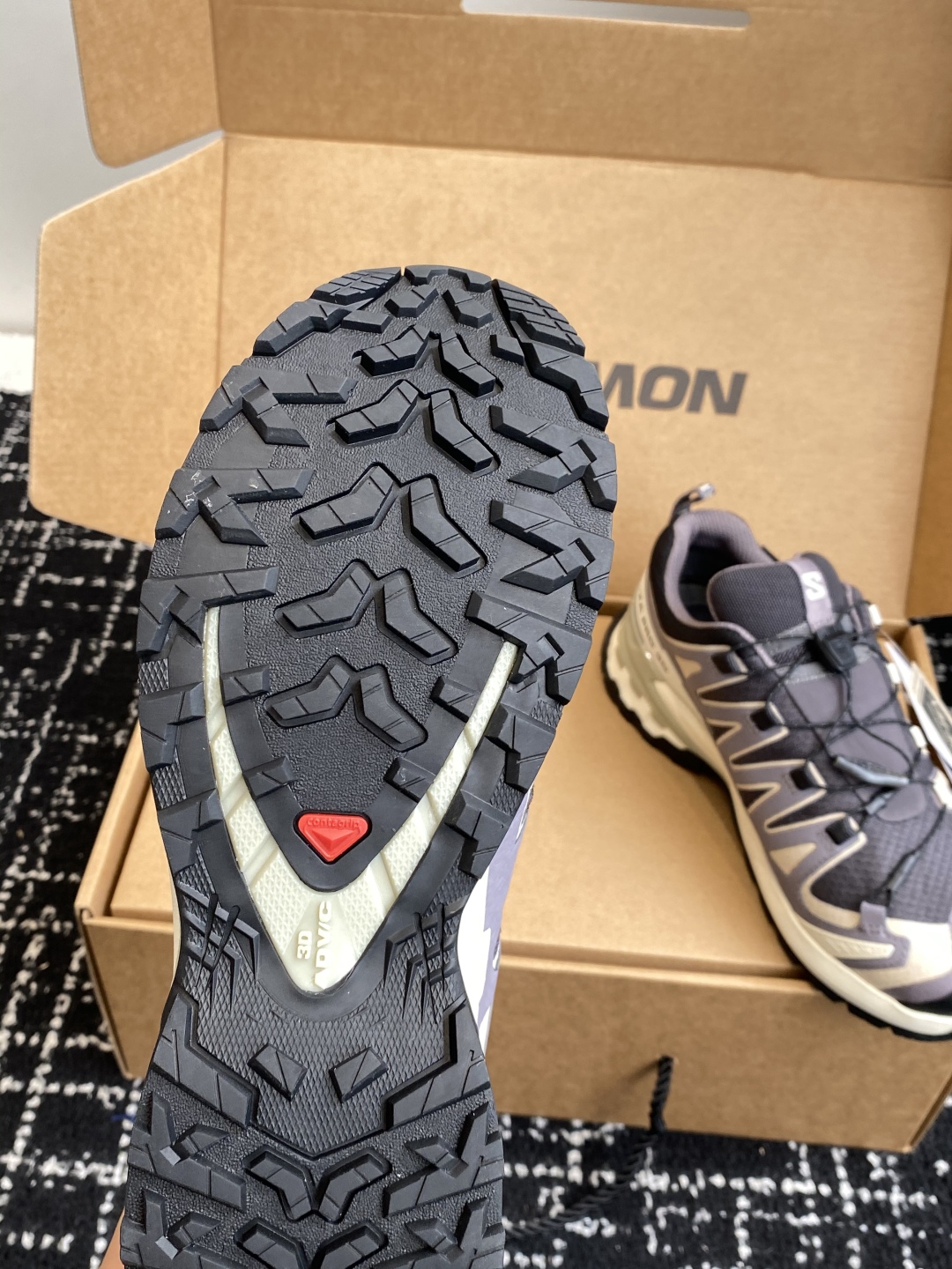 代购级💰530
salomon萨洛蒙2025秋冬新款3D-V9新色系情侣款 跑步鞋休闲运动鞋 未来感皮条纹

上脚实感:中底搭载全掌玻璃纤维能量板和超厚弹性泡沫中底，跑动时推进力十足，缓震回馈很强，日常通勤或训练都很稳

鞋面透气布网皮拼接 内层材质透气网面 穿着舒适度好 原版材质 原版大底 

Size：36-46#3237