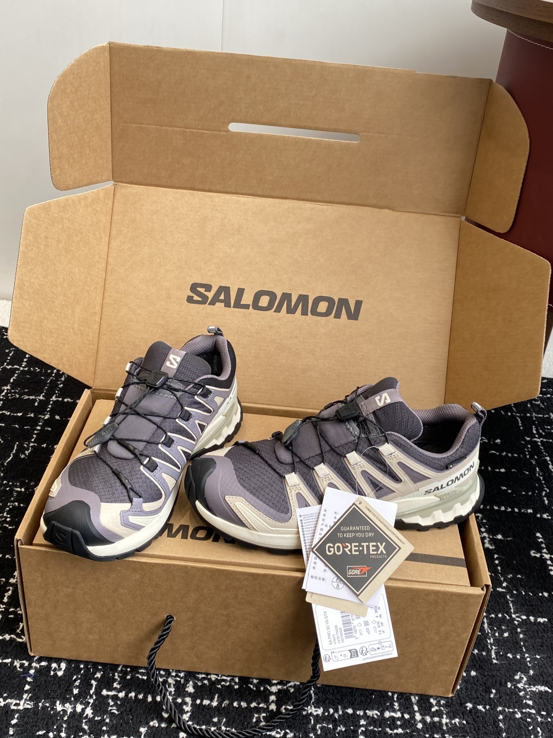 代购级💰530
salomon萨洛蒙2025秋冬新款3D-V9新色系情侣款 跑步鞋休闲运动鞋 未来感皮条纹

上脚实感:中底搭载全掌玻璃纤维能量板和超厚弹性泡沫中底，跑动时推进力十足，缓震回馈很强，日常通勤或训练都很稳

鞋面透气布网皮拼接 内层材质透气网面 穿着舒适度好 原版材质 原版大底 

Size：36-46#3237