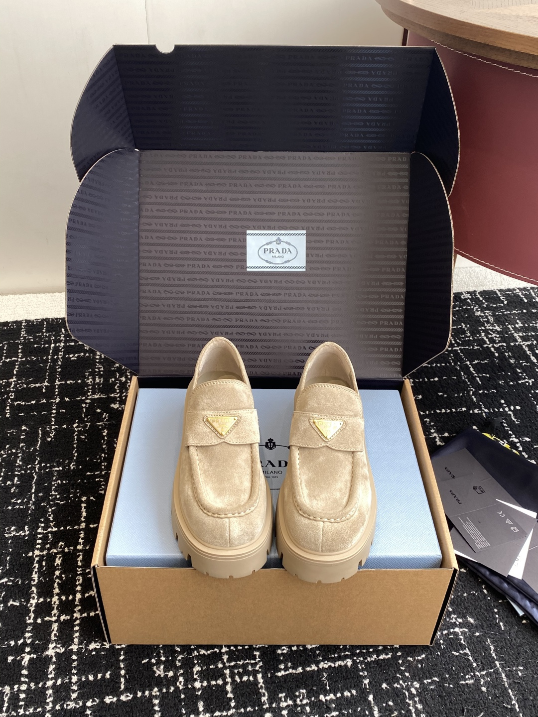 NO:682786,Dongguan purchasing agent grade (official website sync box packaging) New upgraded version of PRADA platform platform loafers with triangular logo, the original version is developed one to one, the upper foot is very flattering, the latest series is easier to wear and slimmer than the previous one. The upper is imported open-edge beaded cowhide/imported suede, the lining is sheepskin, and the original molded outsole is Size#35-40 (40  Customized (non-refundable), loafers, prada, prada, loafers, cowhide, sheepskin, chamois leather19860909东莞代购级（官网同步盒包装） 全新升级版 PRADA普拉达 松糕底 三角标乐福鞋,原版一比一开发, 上脚非常修饰脚型,最新系列比之前的更加好穿、更加显瘦 鞋面进口开边珠牛皮/进口麂皮 内里垫脚羊皮 原版开模大底 Size#35-40（40 订做不退换）,乐福鞋,prada,prada,loafers,cowhide,sheepskin,chamois leather,Women's Shoes