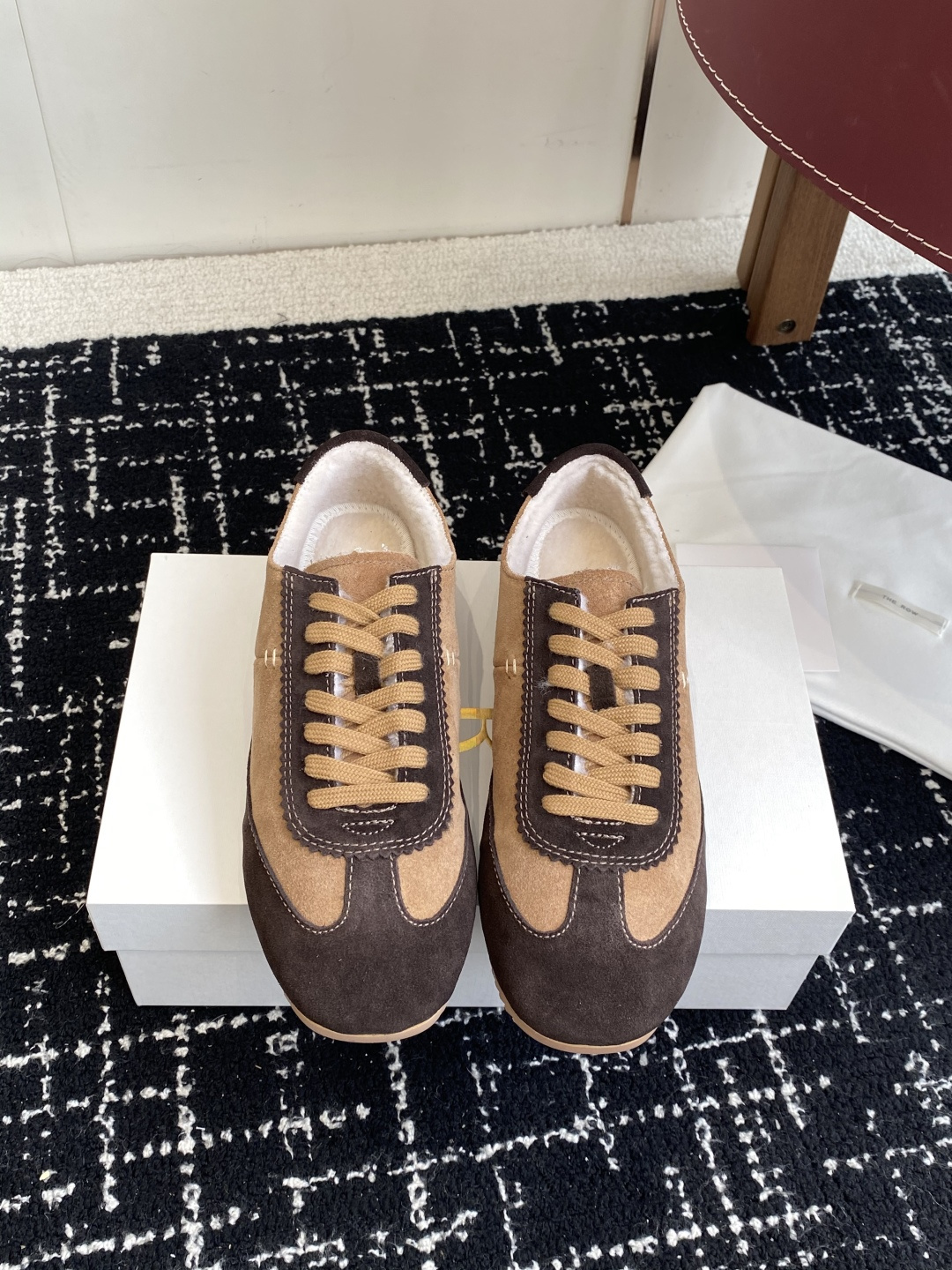 NO:682773,Dongguan Purchasing Level The Row 25ss Spring and Summer New Wool Sports Shoes Virtue Training Shoes The latest sports shoes are designed with canvas uppers, which have a bit of margiela feeling. They are very individual, handsome and very comfortable. The outsole material has anti-slip particles and has a cushioning effect, which makes the feet feel more comfortable during daily walking. The upper is original open-molded suede and the lining is imported sheep brain. The outsole is high-density rubber and non-slip.  Size#35-40 (40 customized, non-returnable), casual shoes/sports shoes, sneakers, chamois leather19860909东莞代购级 The Row 25ss 春夏新款 羊毛 运动鞋 德训鞋 最新款运动鞋采用的鞋面是帆布的设计,有点margiela的感觉,很有个性,同时兼并着帅气,脚感非常的舒适 大底的材料有防滑颗粒同时有缓冲的效果,在日常的行走中可以脚感更加的舒适 鞋面原版开模麂皮 内里进口羊脑 大底高密橡胶防滑大底 Size#35-40（40定制不退换）,休闲鞋/运动鞋,sneakers,chamois leather,Women's Shoes