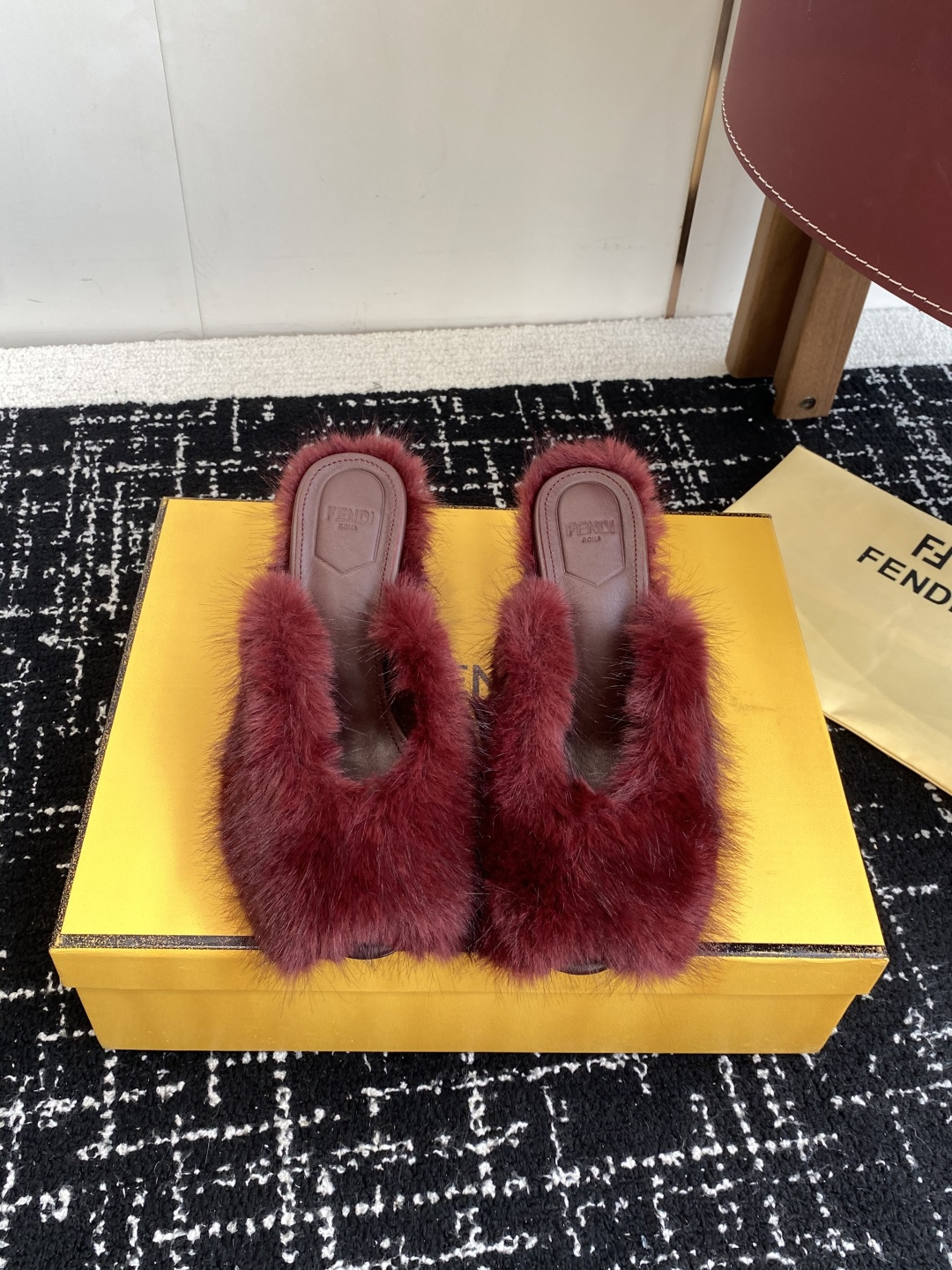 NO:682768,Purchasing-grade Fendi show host’s recommended hair mop is here!  The design of the table legs is inspired by the current season's show models, which gives it a high-end feel~ It feels so soft on your feet that you don't want to take it off!  Original molded outsole, ecstatic control over details~Versatile classic style, fashionable and perfect with your eyes closed!  Size35-42 (40 41 42 customized, non-returnable), furry shoes and slippers, fendi, slippers19860909代购级 Fendi秀场主推毛拖来啦！桌脚设计灵感源自当季秀场款,高级感拉满～ 脚感软糯到不想脱！原版开模大底,细节控狂喜～百搭经典款,时髦精闭眼冲！ Size35-42（40 41 42定做不退换）,毛毛鞋拖鞋,fendi,slippers,Women's Shoes