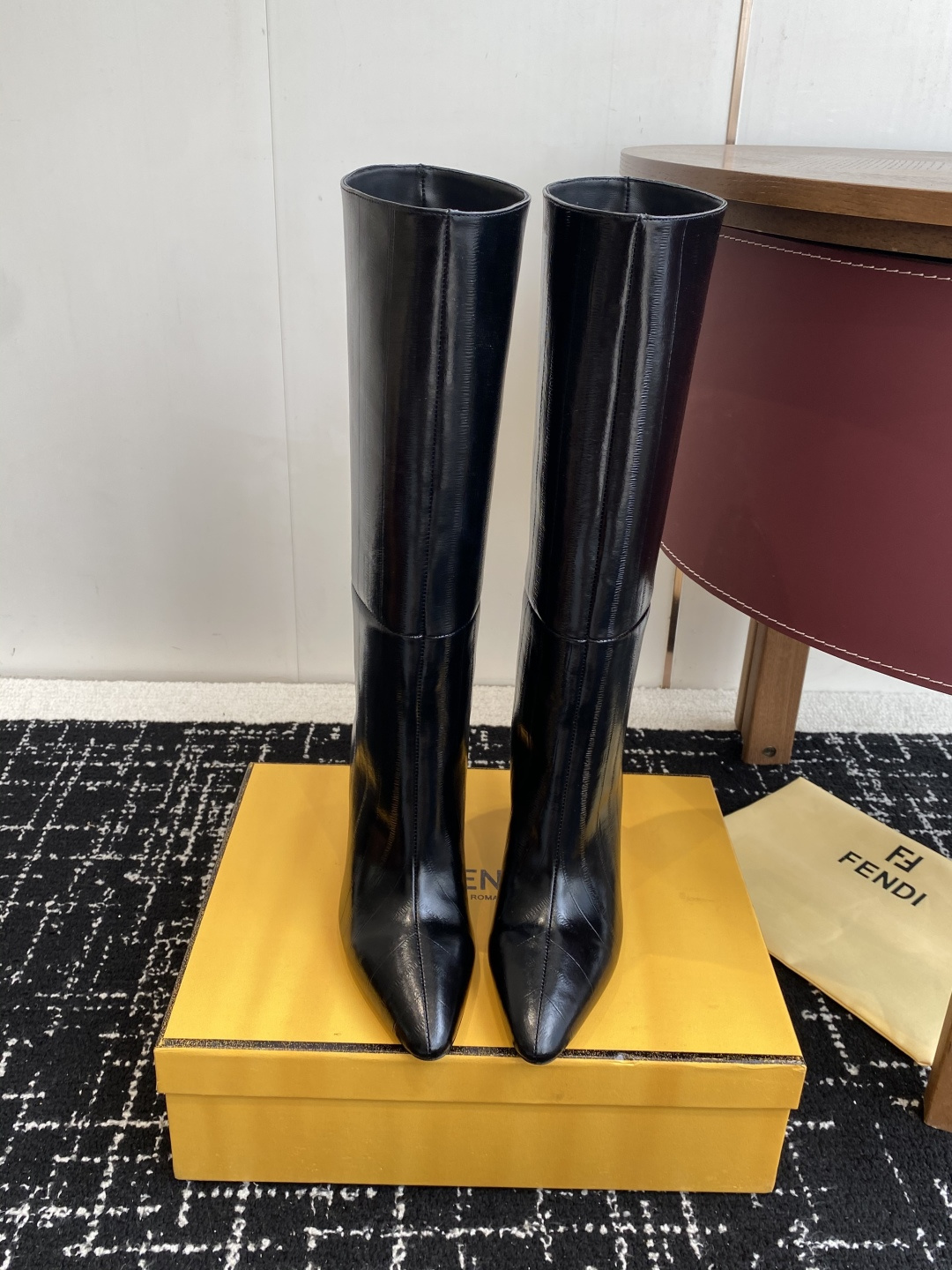 NO:682765,Purchasing agent-level short boots, long boots, 25ss Fendi small round toe boots, Fendi, be aware of the packaging and high-end version, don’t compare with the low-end version. Fendi.25 winter catwalk main series, new products are online, Fendi wood grain thick heel design inspiration is adapted from the main series of shoes in this year’s show.  High-end version, the preferred brand for well-known Internet celebrities, model stars, and ladies from all walks of life. The most popular square toe elements in the past two years, the trouser leg craftsmanship of boots, and the favorite thick wood-grain high heels. This series of high-end shoes that you must buy this autumn and winter, 'Slightly wrinkled old waxed cowhide, with wrinkles but without losing class.' The wood-grain spray-painted thick heels are designed with an 8cm mid-heel height, which is both stable and comfortable. The novel material contrasting colors are very winter-like, sexy and fashionable. Fendi  Autumn and winter classic series of shoes, presenting exquisite and fashionable minimalist styles, are the first choice for dating and gift-giving. FENDI is a super sexy creative shoe series, with fashionable and generous boots, noble and charming trouser-style boots, elegant temperament, slim legs and thin legs, and the production process is both complex and sexy. Fendi high-heeled shoes and boots, little women can feel super blingbling, white and rich.  Put any kind of shoes on your feet, and the blingbling super sparkly little woman will be revealed! It is very comfortable to wear, the soft lines that show off your feet are not tight, and the color is very bright! It is super youthful and can be worn by anyone regardless of age. If you put it on your feet, you will be the daughter of a rich family!  !  New products of the season, as we all know, Fendi shoes are always designed to be full of high-end, high-end and versatile, and will never go out of style. But they can't fall behind in following fashion trends. Every little girl must have a pair of F-style heels in her life. The fabric is made of slightly wrinkled old waxed cowhide. The outsole is made of high-quality original Italian cowhide, and the 6cm high heel. The lining and feet are made of Italian mixed sheep leather. Size#35-41 (40  41 Custom-made (non-refundable), boots, fendi, fendi, fendi, boots, high heels, cowhide, sheepskin19860909代购级短靴 长靴 25ss Fendi 小圆头靴Fendi 认清包装高配版本,低端勿比. 芬迪.25冬季走秀主推系列,新品上线,芬迪木纹粗跟设计灵感改创于今年秀场的主推系列鞋履. 高定版本,各界知名网红、模特明星、名媛首选品牌,近两年最流行的方头元素,靴子的裤筒工艺,还有最喜欢的木纹粗高跟, 这个秋冬不得不入手的系列高定鞋履,《微皱纹做旧打腊牛皮,自带皱纹却不失档次》 木纹喷涂粗鞋跟8cm中跟高度设计,既平稳又舒适,新颖材料撞色非常有冬天的气息,既性感又时尚. Fendi 秋冬季经典系列鞋履,呈现精致时髦的极简造型,约会 送礼首选精品. FENDI·超级性感的一款创意鞋履系列,有时尚大方的靴子,高贵娇媚的裤筒工艺长靴,气质高雅,瘦脚瘦腿的制作工艺,既复杂又性感. 芬迪Fendi高跟鞋与靴子,小女人超闪blingbling白富美感觉来袭. 任何一款鞋履上脚,blingbling的超闪小女人就提现出来啦!穿着很舒适显脚的柔美线条不绷脚,颜色很艳丽没错啦!超显年轻的不分年龄均可穿着,上脚便是富家千金归来！！ 当季新品,众所周知,Fendi鞋子永远设计为高级感满满的,高端大气上档次且百搭永不过时,时尚潮流追随的脚步却无法落下,每个小女子一生都必须拥有一双F家时装跟鞋. 面料微皱纹做旧打腊牛皮材质 大底采用高真原色意大利牛皮底,6cm高跟 内里和垫脚为意制混种绵羊皮. Size#35-41（40 41订做不退换）,靴子,fendi,fendi,fendi,boots,high heels,cowhide,sheepskin,Women's Shoes