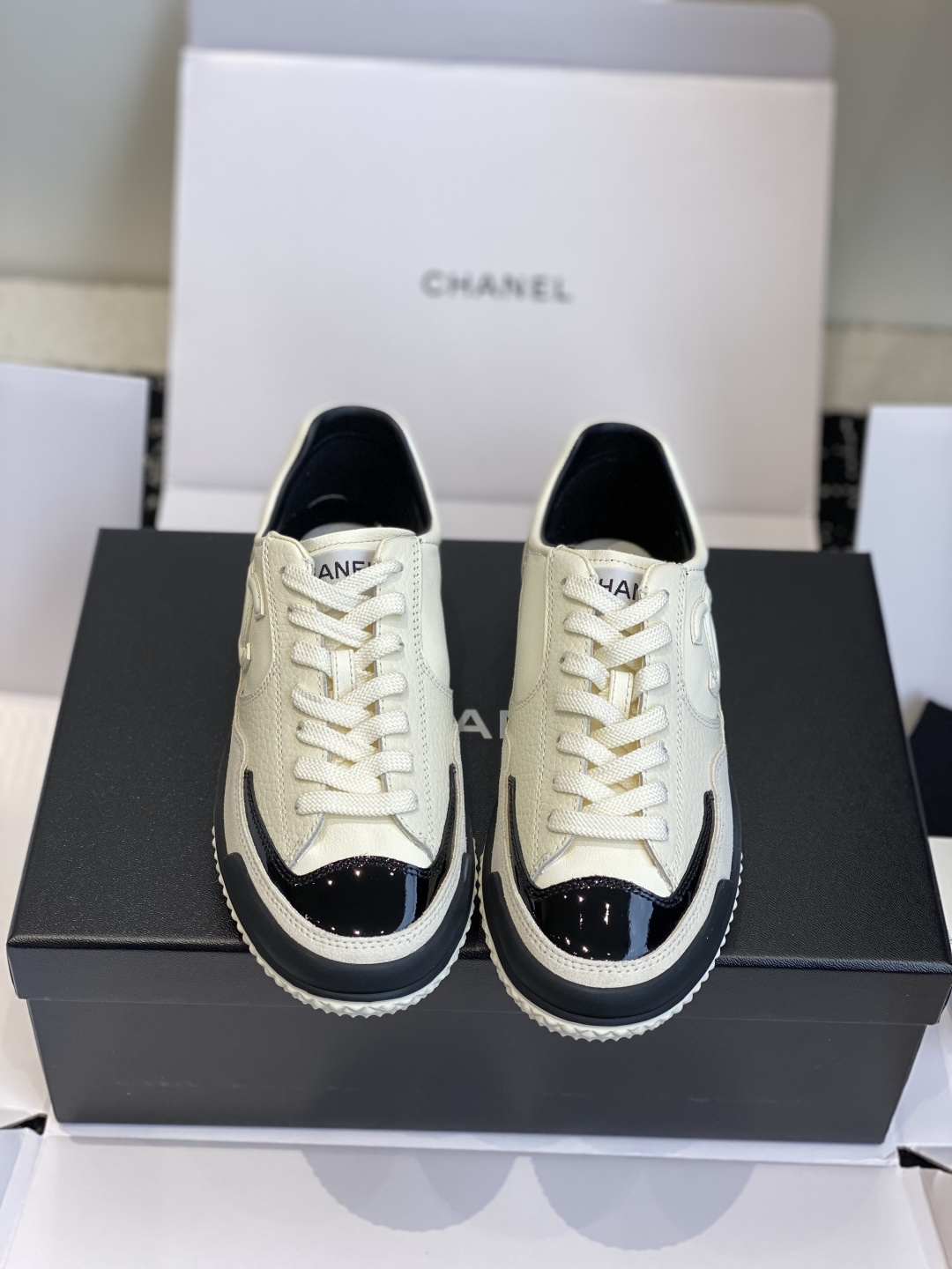 NO:682758,Dongguan purchasing agent grade (official website sync box packaging) Chanel Chanel 25K panda color matching moral training shoes casual sports shoes baseball shoes original purchase development and production Xiaoxiang C Home counter another super hot style, the love of Internet celebrity bloggers and ladies, various praises on social platforms, super popular, high quality, breathable and super spring and summer, seeing this issue can always arouse the inner desire of girls for fashion. The latest suede material  Classic black and white color scheme, fashionable on the feet and easy to care for. Fabric: Original custom imported first-layer cowhide, custom imported soft sheepskin lining. Original open-molded non-slip rubber sole. Sole thickness 2CM. Size: 35-41 (40 41 custom-made, non-returnable), casual shoes/sports shoes, chanel, chanel, chanel, sneakers, cowhide, sheepskin, chamois leather19860909东莞代购级（官网同步盒包装） Chanel香奈儿 25K 熊猫配色 德训鞋 休闲 运动鞋 棒球鞋 原版购入开发 做货 小香 C家 专柜又一超级大爆款,网红博主小姐姐们的挚爱,社交平台的各种夸赞,人气超高质感透气超级春夏,看到这期总能唤起少女内心对时髦的诉求 最新麂皮材质 经典黑白配色 上脚时髦感十足 容易打理 面料:原版定制进口头层牛皮 内里定制进口柔软羊皮里 鞋底原版开模防滑橡胶材质 底厚2CM Size : 35-41（40 41订做不退换）,休闲鞋/运动鞋,chanel,chanel,chanel,sneakers,cowhide,sheepskin,chamois leather,Women's Shoes