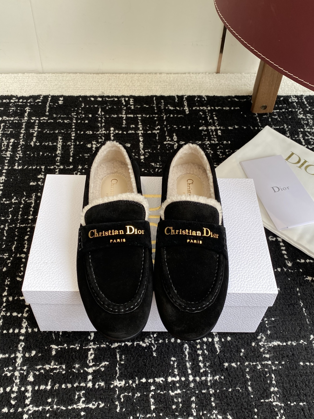 NO:682754,Purchasing agent Dior Dior 25 ss new autumn and winter wool loafers, top quality, super authentic version, retro fashion classic single product, a new product created at the first major show of Paris Fashion Week. The inspiration is cleverly combined with the perfect shoe shape by the D chief designer. Exquisite carving craftsmanship, more advanced, with brand buckles, more fashionable!  Can be stepped on, two fashionable ways to wear, two moods ^_^ Suede upper, wool lining, genuine leather outsole Size #35-41 (40 41 customized, non-refundable), loafers, dior, dior, loafers, chamois leather, Leather soles19860909代购级 Dior 迪奥25 ss 秋冬新款 羊毛 乐福鞋 顶级品质 版型超正,复古时尚经典单品 巴黎时装周第一场分量十足的大秀场打造的新品 灵感由D主设计师巧妙结合在完美鞋型上.精致雕花工艺,更显高级,搭配品牌搭扣,更显时尚！可踩跟,时尚两种穿法,两个心情^_^ 鞋面麂皮 内里羊毛 鞋底真皮大底 Size#35-41（40 41定做不退换）,乐福鞋,dior,dior,loafers,chamois leather,Leather soles,Women's Shoes