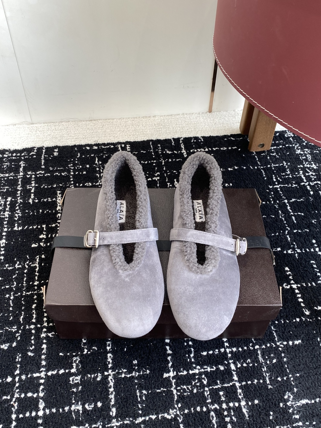 NO:577408,Purchasing agent Alaia autumn and winter catwalk flat Mary Jane wool shoes, the same style as Zhang Xiaohui, sweet and cool fairy style, a very popular fur flat shoes, romantic and charming, comfortable and versatile, can be easily matched with different styles, and can be easily controlled in different styles, whether jeans, suit trousers, or pleated skirts, it can upgrade your outfit to fashion, elegance and excellence. The fabric is originally customized from Yangjing. The lining is imported wool. The original private mold rubber non-slip outsole. Size#35-41 (40 41 custom-made, non-returnable), fur shoes,alaia,mary jane,flats,skirts,jeans,business suit,sheep19860909代购级 Alaia 阿莱亚秋冬走秀款平底玛丽珍 羊毛单鞋 章小蕙同款 甜酷仙女风 人气超高的一款毛里平底鞋,浪漫又迷人 舒适百搭配上不同款式,不同风格都能轻松驾驭,无论牛仔裤,西装裤,还是百褶裙,都能将你的穿搭提升到时尚,优雅和卓越之中 面料原版订制羊京 內里垫脚进口羊毛 原版私模橡胶防滑大底 Size#35-41（40 41订做不退换）,毛毛鞋,alaia,mary jane,flats,skirts,jeans,business suit,sheep,Women's Shoes