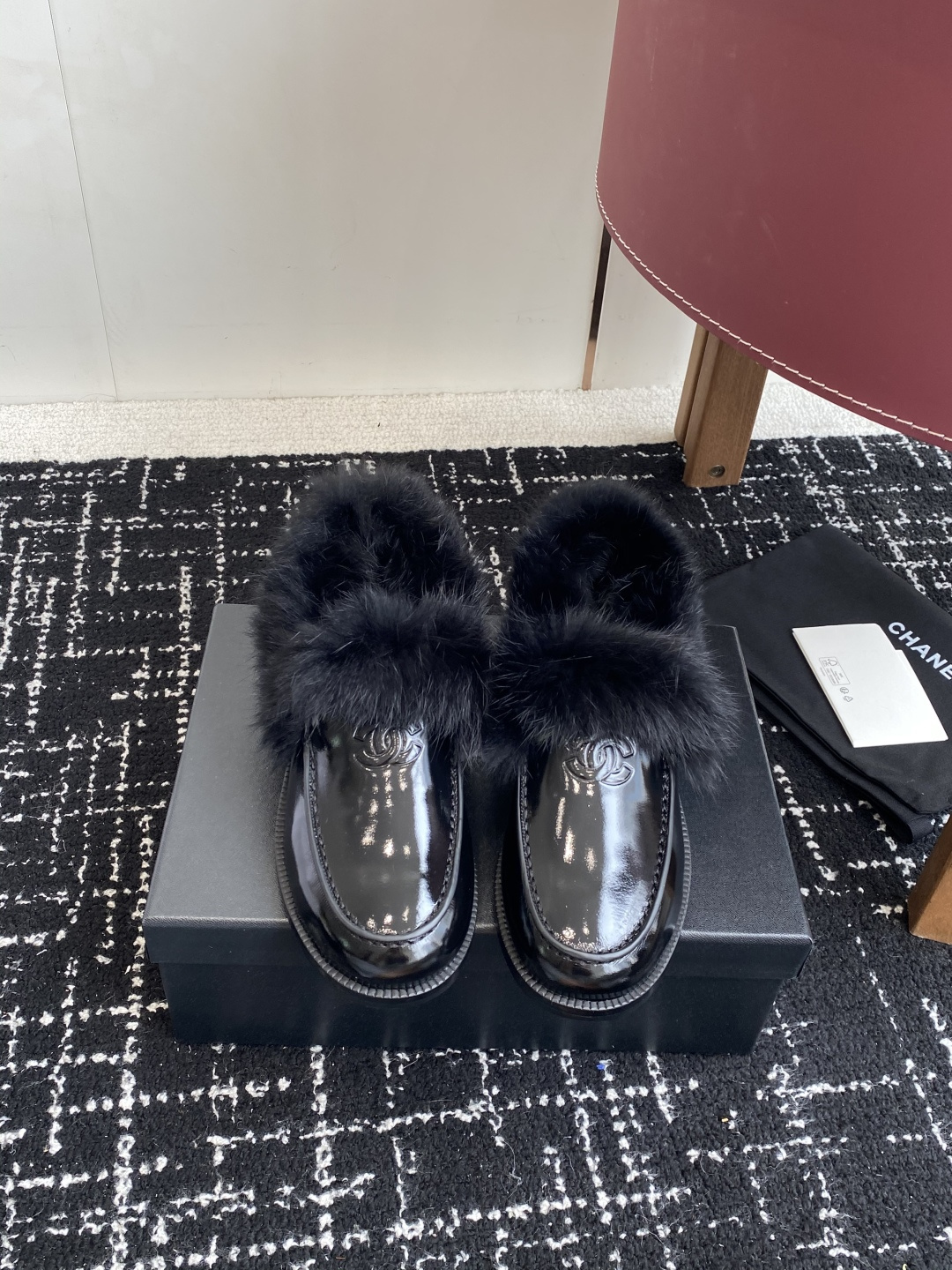 NO:577876,Chanel 25ss Xiaoxiang New Mink Fur Xiaoxiang Loafers Single Shoes for Autumn and Winter Chanel's Must-Have Hot Style Goddess Series, with Chanel's characteristic elegant ladylike temperament, super attractive, irresistible, heartwarming... Imported suede upper, imported butter leather, original molded hardware logo, imported mink fur lining, outsole, Italian leather outsole Size#35-41 (40 41  Customized (non-refundable), fur shoes, chanel, chanel, loafers, chamois leather, Leather soles19860909Chanel 25ss 小香 新款 水貂毛 小香乐福鞋 单鞋秋冬 香家必备爆款 女神系列,拥有香家特色优雅名媛气质,超级耐看,让人无法抗拒,心动ing…… 鞋面进口麂皮 进口牛油皮 原版开模五金logo 内里进口水貂毛 大底意大利真皮大底 Size#35-41（40 41 定做不退换）,毛毛鞋,chanel,chanel,loafers,chamois leather,Leather soles,Women's Shoes