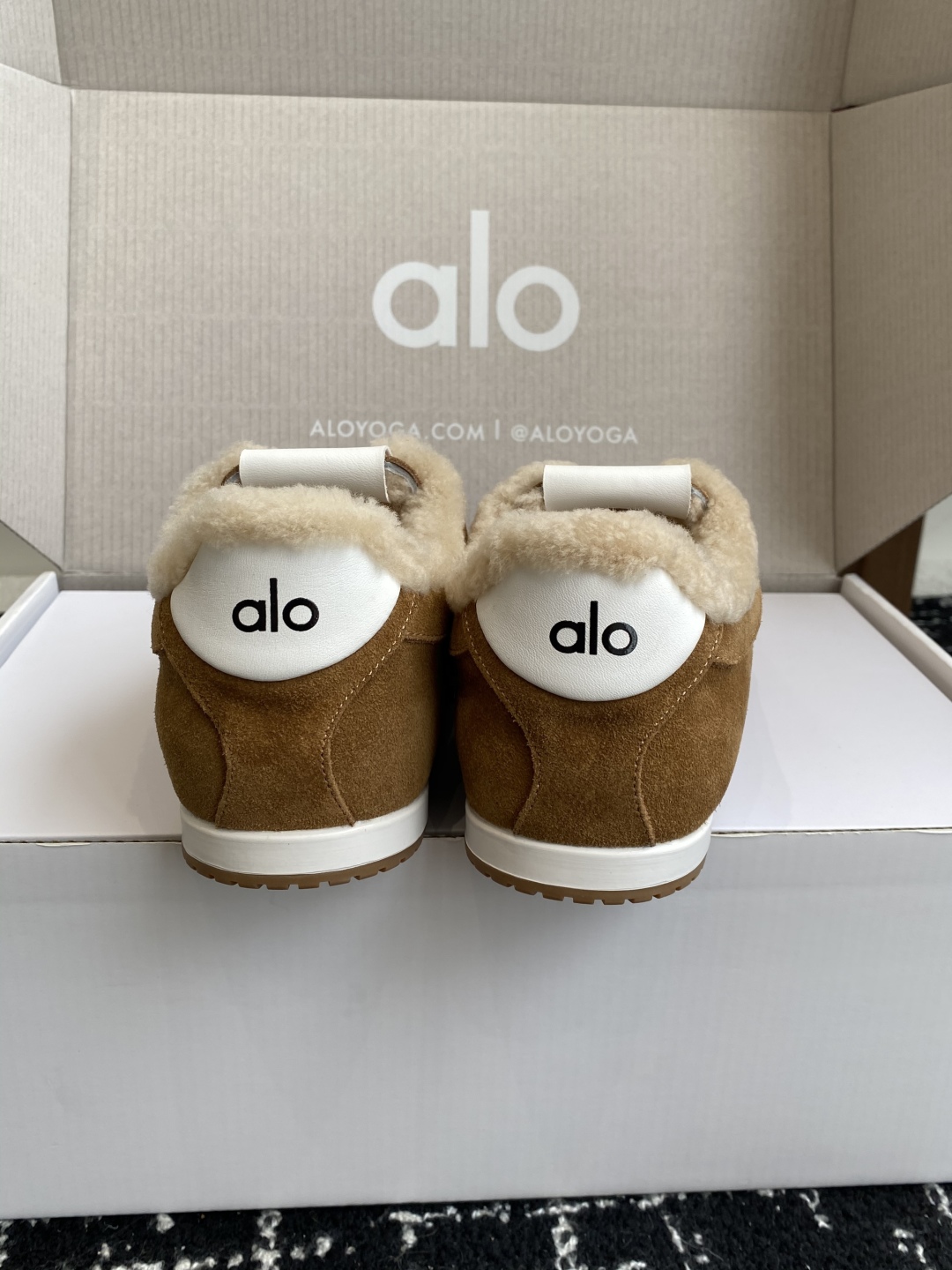 代购级💰480
alo2025春夏厚底舒适 羊毛 情侣款 休闲 德训鞋 运动跑步鞋

alo比耐克更懂女生！上脚超级百搭！而且超级舒适！是厚底款但是上脚一点都不沉重！
非常轻便！套上袜套搭配更好看！上脚增高显腿细

面料：原版牛京 内里：羊毛 大底：原版开模橡胶大底

Size：男女35-45(45定制不退不换)#3306