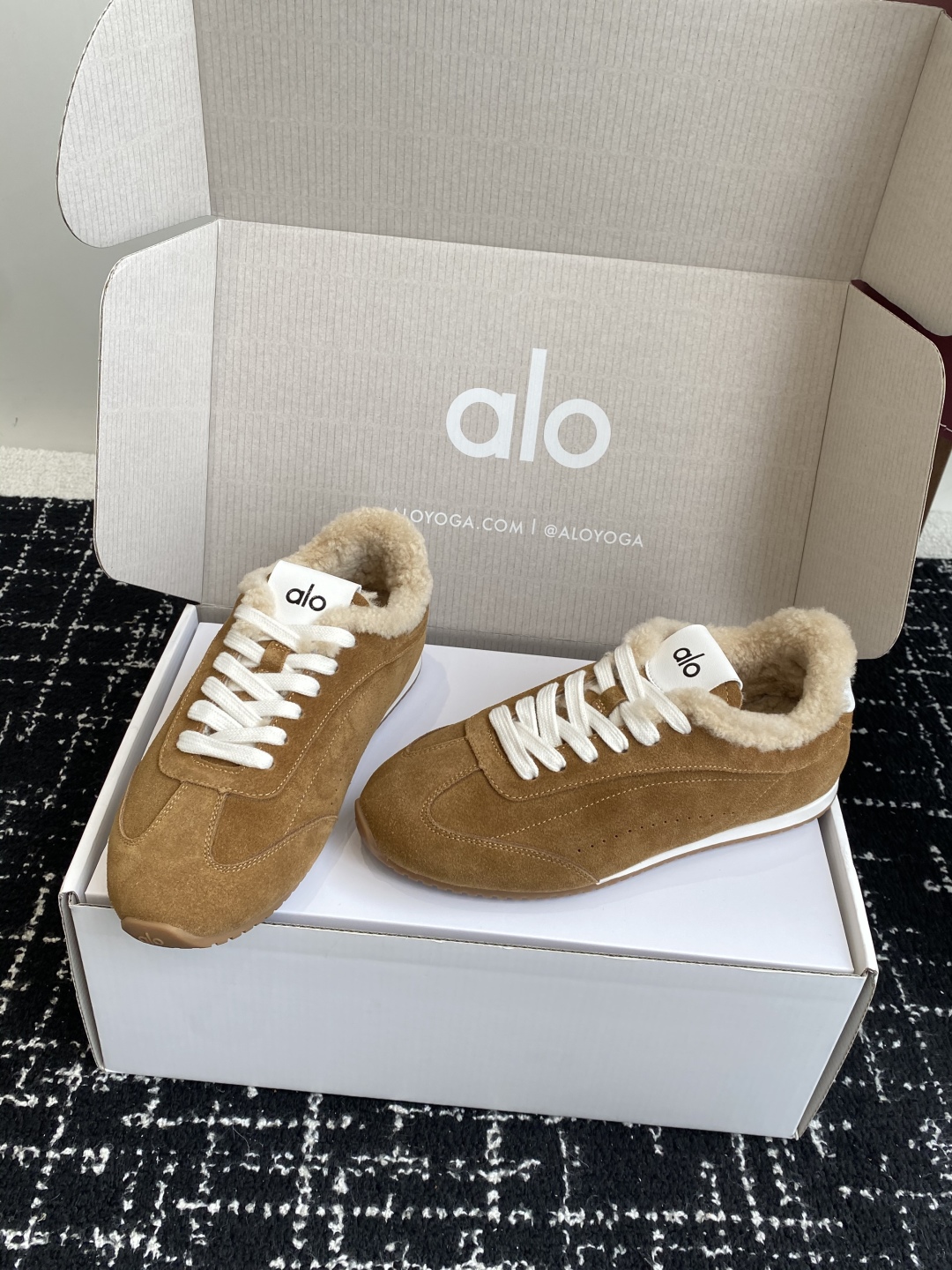 代购级💰480
alo2025春夏厚底舒适 羊毛 情侣款 休闲 德训鞋 运动跑步鞋

alo比耐克更懂女生！上脚超级百搭！而且超级舒适！是厚底款但是上脚一点都不沉重！
非常轻便！套上袜套搭配更好看！上脚增高显腿细

面料：原版牛京 内里：羊毛 大底：原版开模橡胶大底

Size：男女35-45(45定制不退不换)#3306